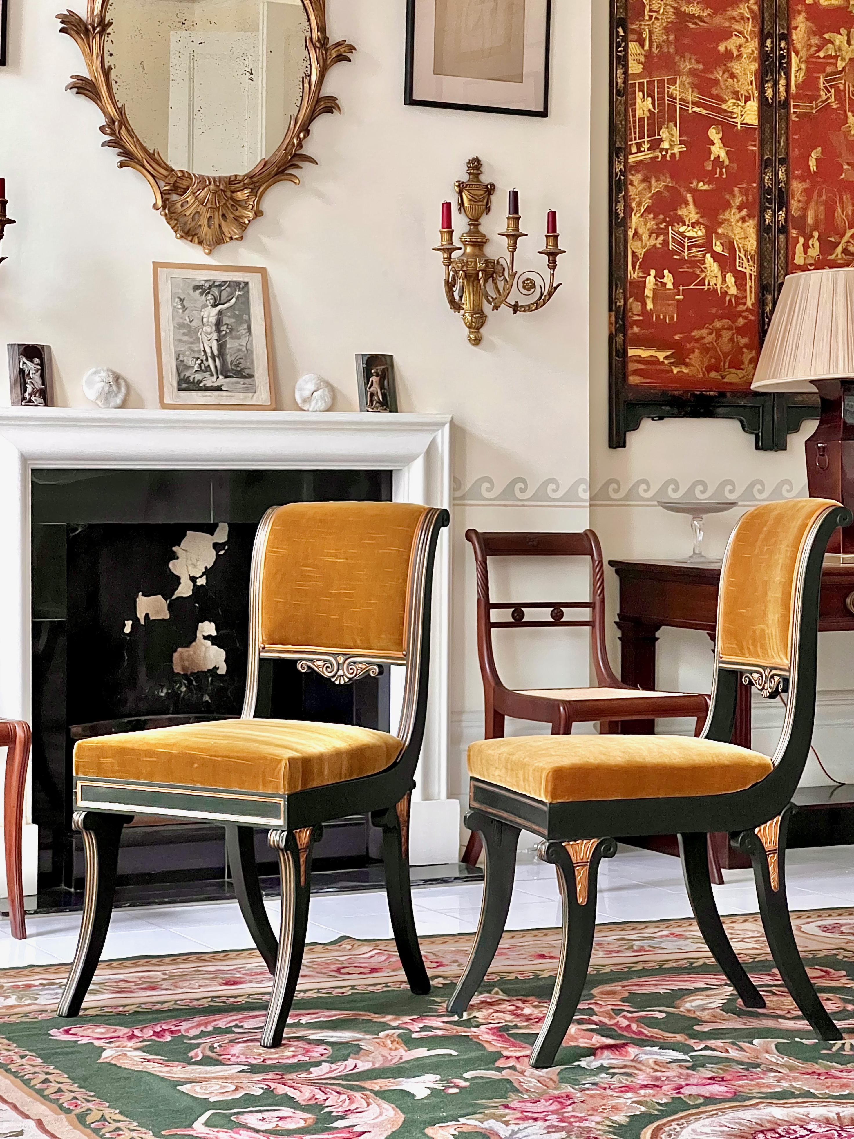 Regency Paire de chaises Klismos peintes de style Régence en vente