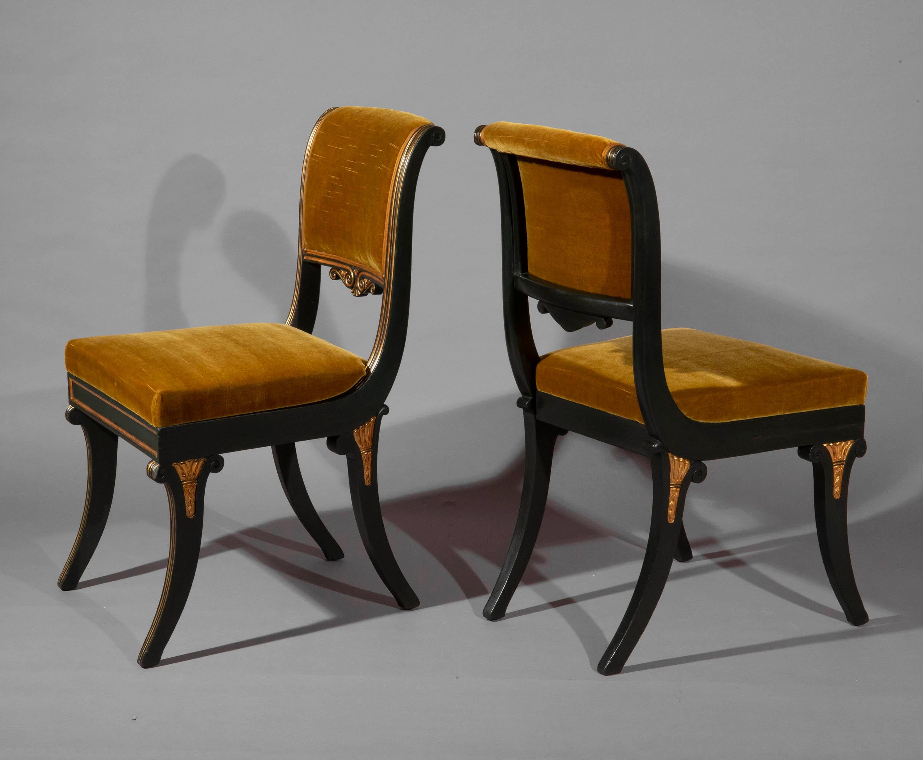 Paar bemalte Klismos-Stühle aus der Regency-Zeit (Geschnitzt) im Angebot
