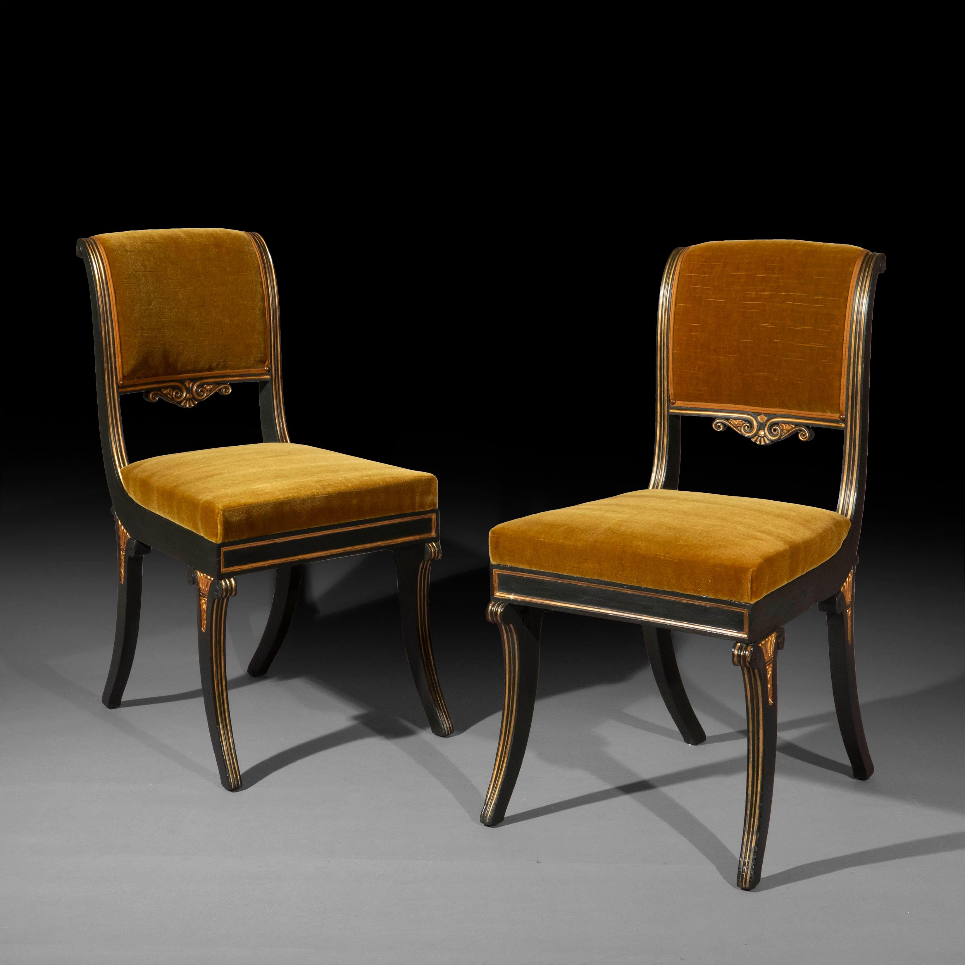 Paar bemalte Klismos-Stühle aus der Regency-Zeit (19. Jahrhundert) im Angebot