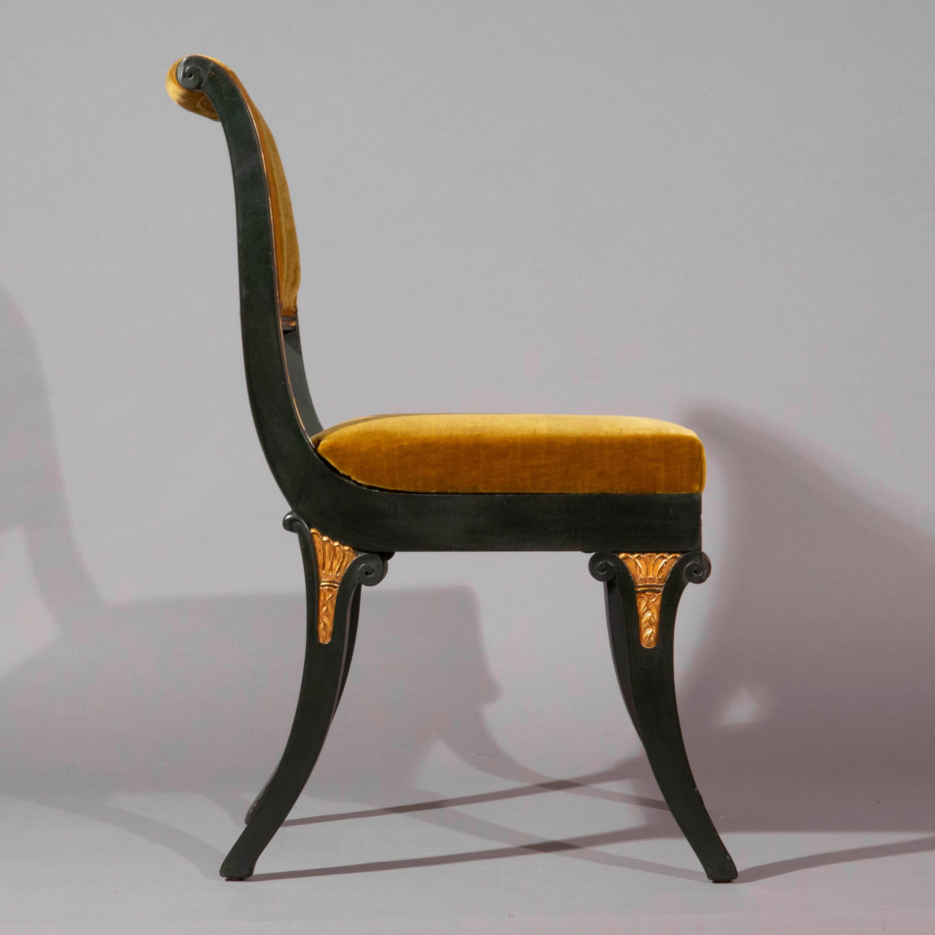 Paire de chaises d'appoint en bronze peint et doré de forme Klismos
Origine britannique, vers 1825.

Pourquoi nous les aimons
Un design Klismos intemporel, magnifiquement peint pour imiter le bronze patiné avec des ornements dorés, recouvert