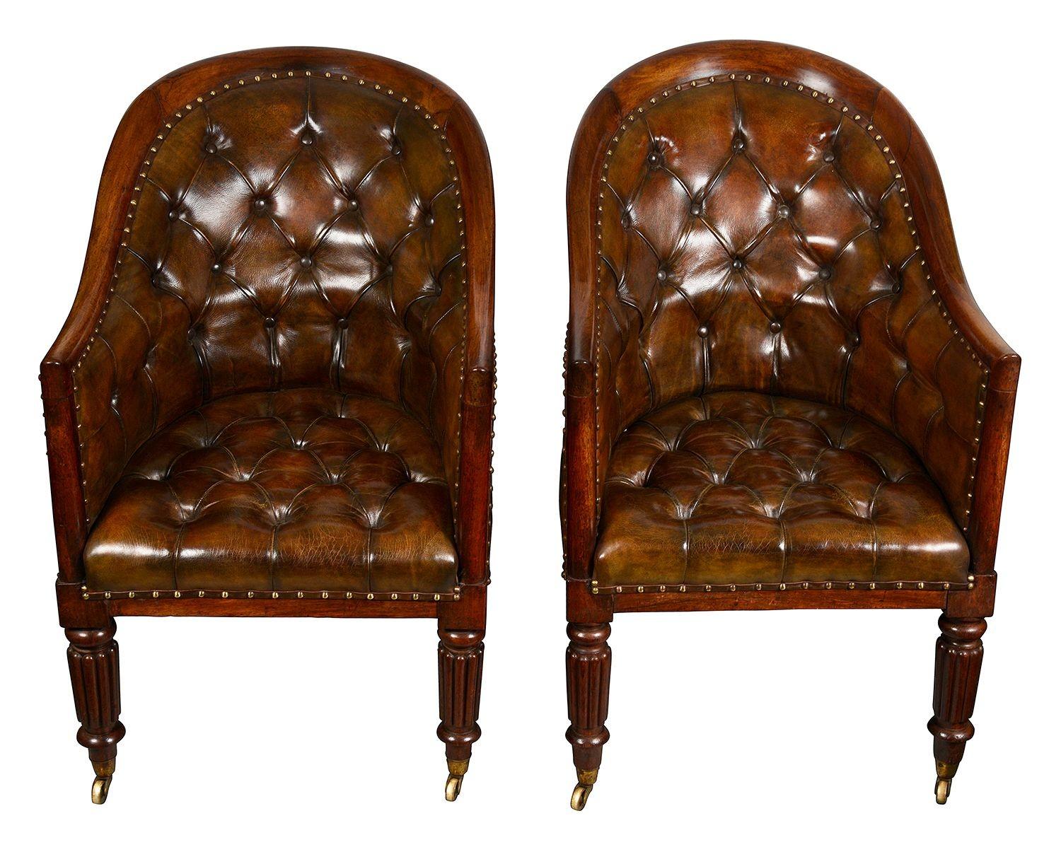 Questa squisita coppia di sedie da biblioteca del periodo Regency, risalenti al 1820 circa, presenta una raffinata miscela di eleganza e comfort. Rivestito con bottoni profondi e ricchi  Le sedie, realizzate in pelle, presentano un classico design a