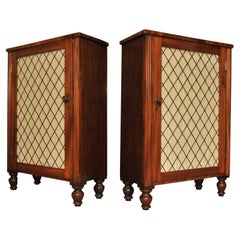Paire de meubles d'appoint en acajou d'époque Régence avec façades en treillis de laiton