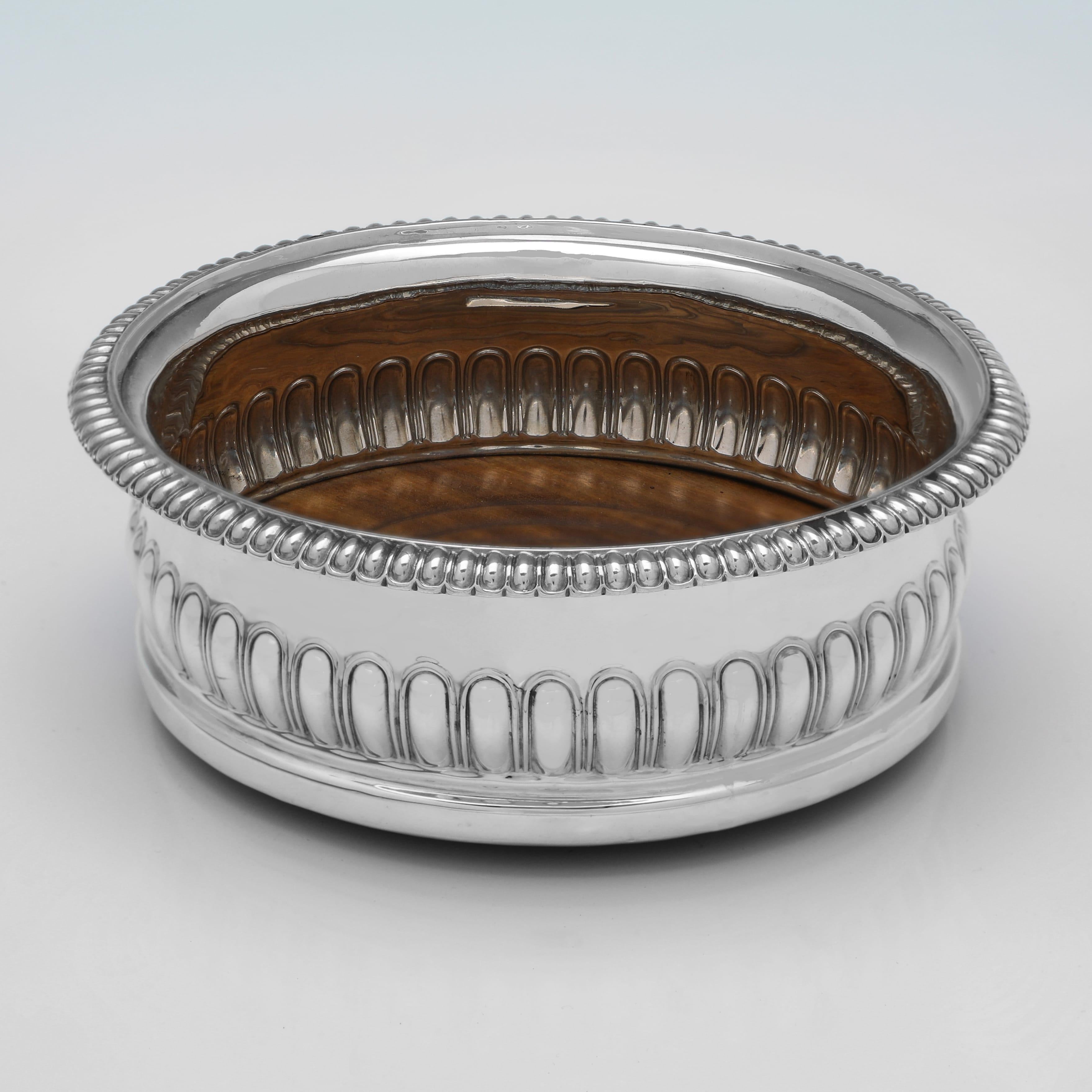 Paar Weinuntersetzer aus Sterlingsilber aus der Regency-Zeit, gestempelt 1818 (Englisch) im Angebot