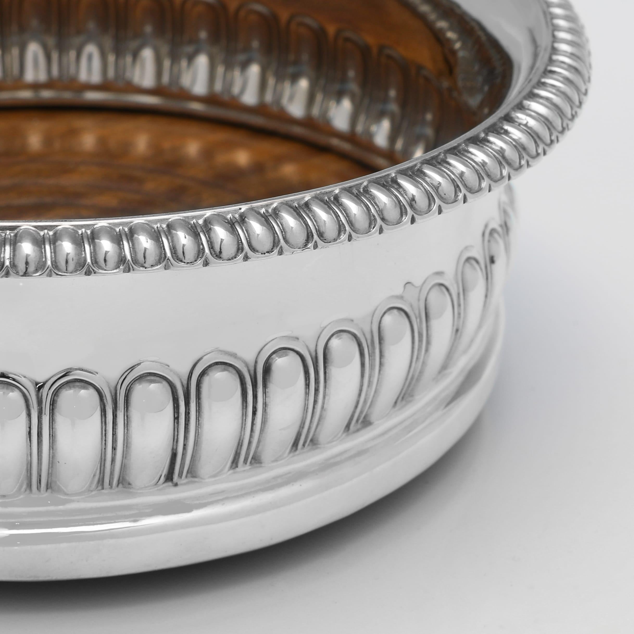 Paar Weinuntersetzer aus Sterlingsilber aus der Regency-Zeit, gestempelt 1818 im Zustand „Gut“ im Angebot in London, London