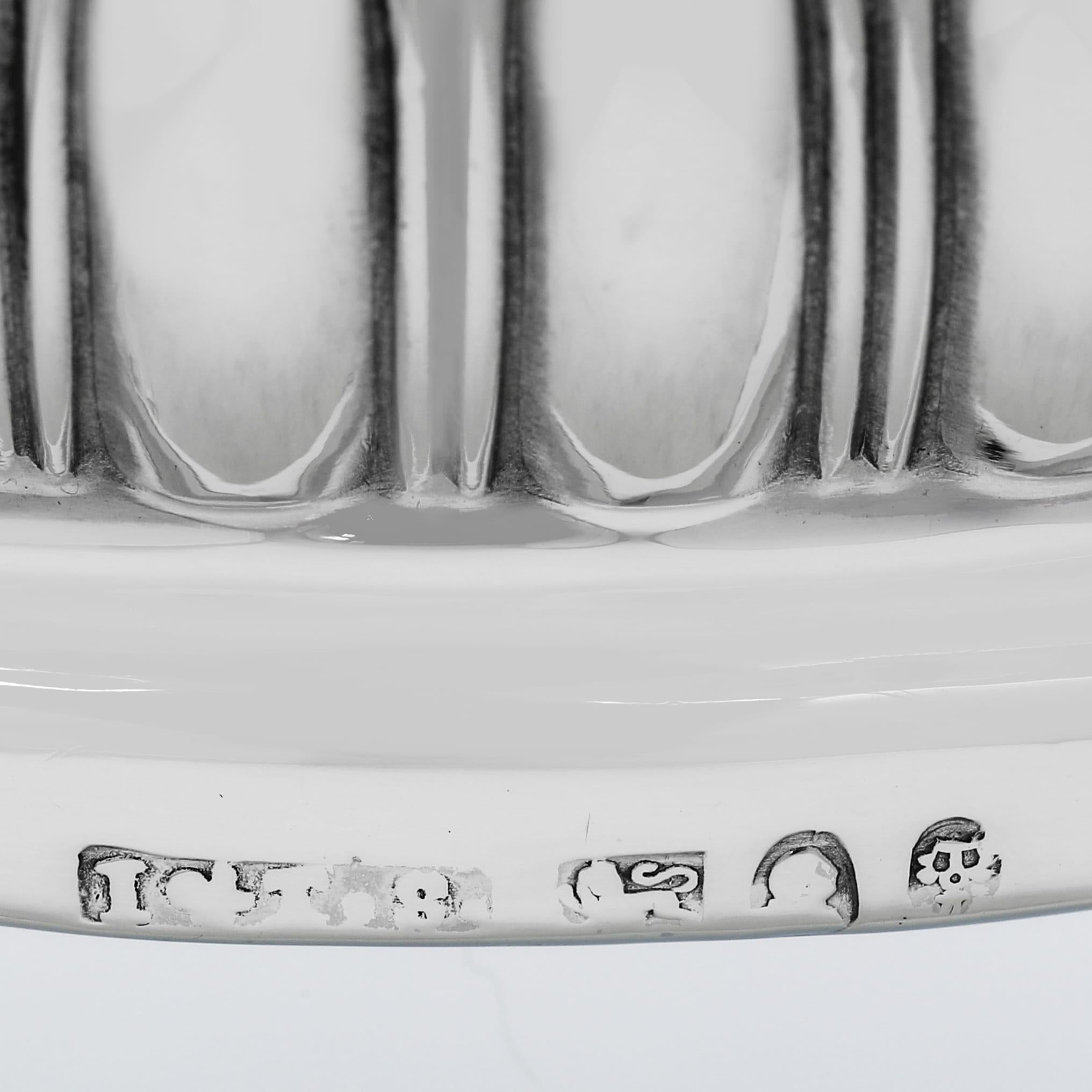 Paar Weinuntersetzer aus Sterlingsilber aus der Regency-Zeit, gestempelt 1818 (Frühes 19. Jahrhundert) im Angebot