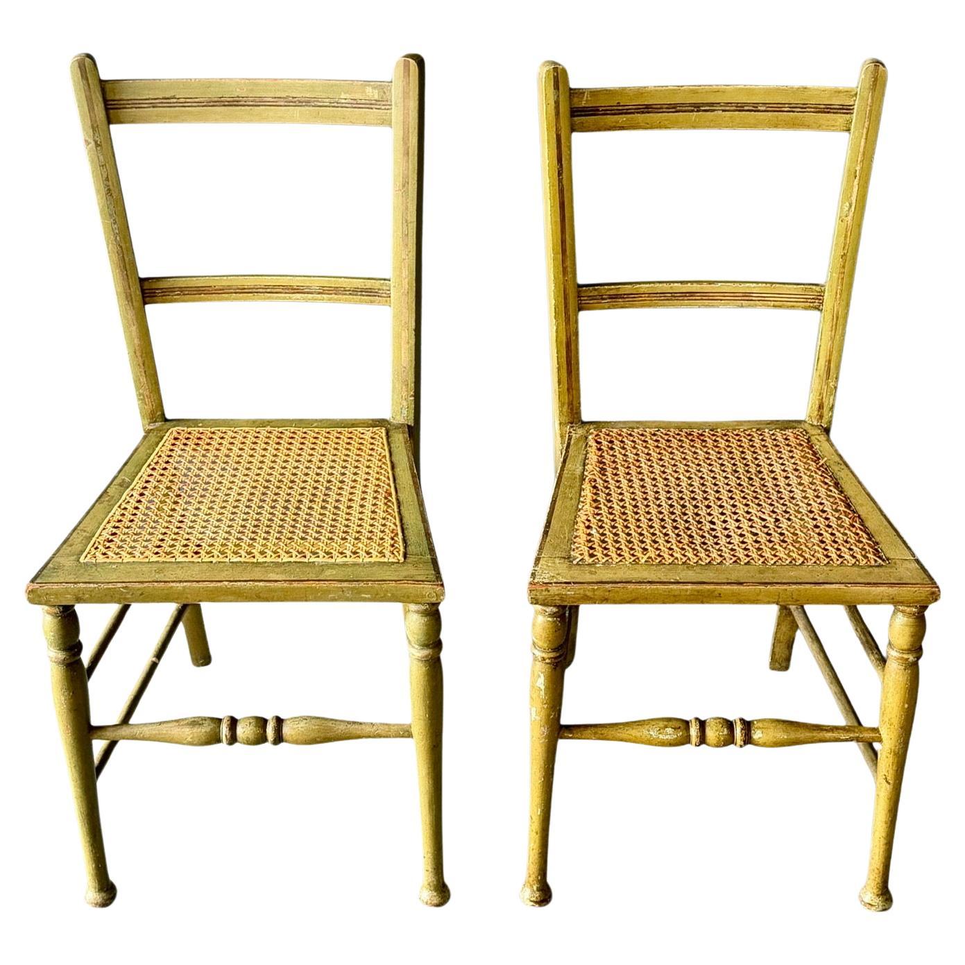 Paire de chaises néo-Régence peintes en vert avec sièges tissés