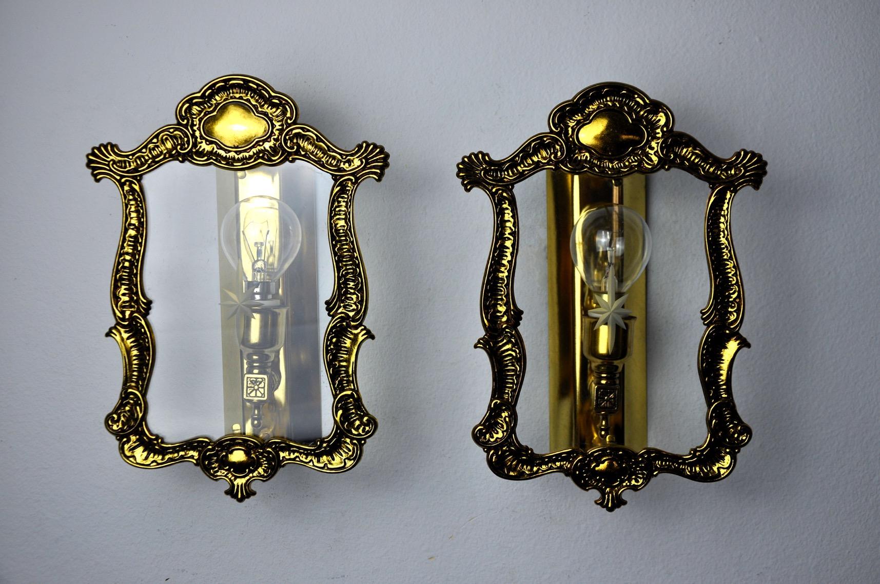 Very nice pair of Regency wall lights produced in Italy in the 80s. Engraved glass and structure in gilded brass. Unique object that will illuminate wonderfully and bring a real design touch to your interior. Electricity checked, mark of time