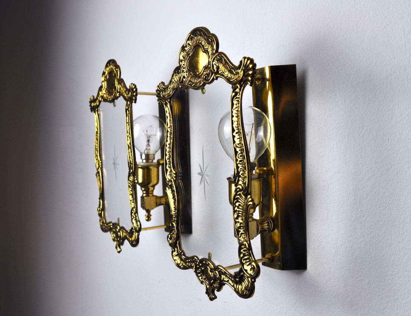 Pair of Regency Sconces, Cut Glass, Italy, 1980 In Good Condition For Sale In BARCELONA, ES