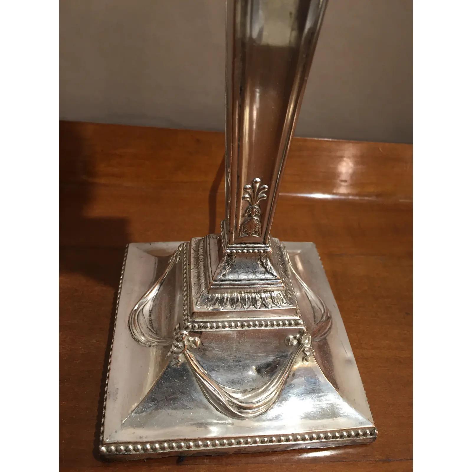 Britannico Coppia di lampade a candeliere Regency Sheffield placcate in argento in vendita