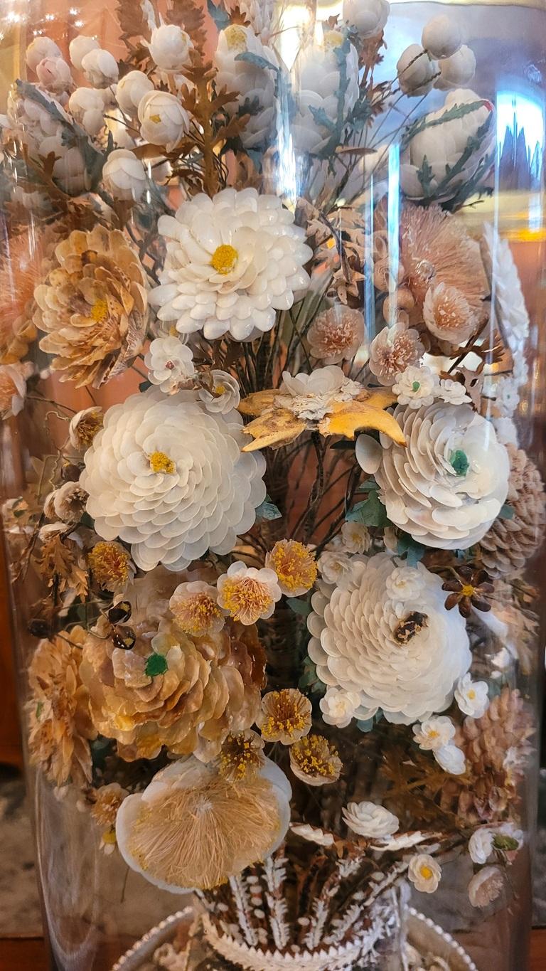 Paire de bouquets floraux de style Régence en coquillage sous dômes en verre en vente 2