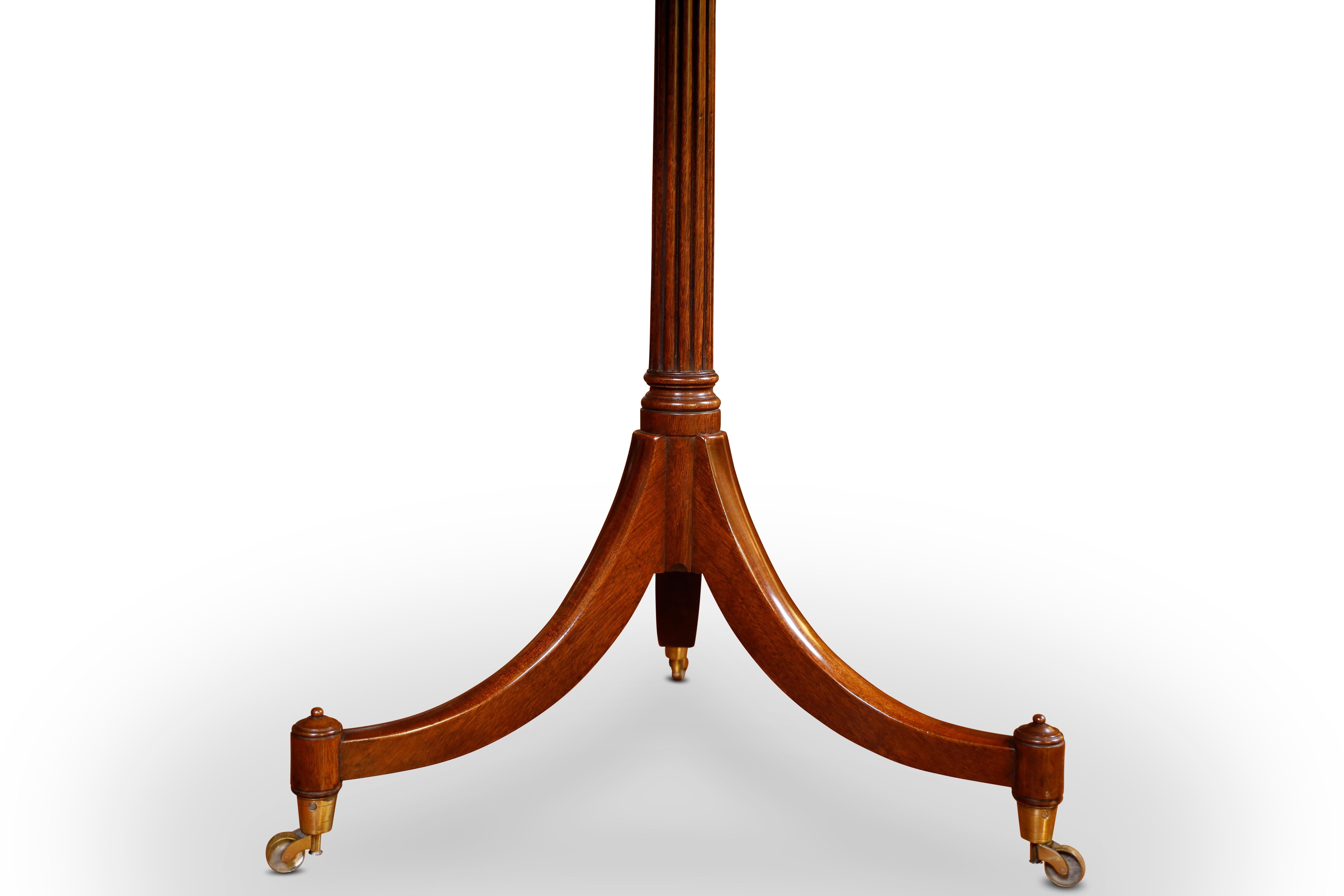 Paire de tables d'appoint Regency en vente 2