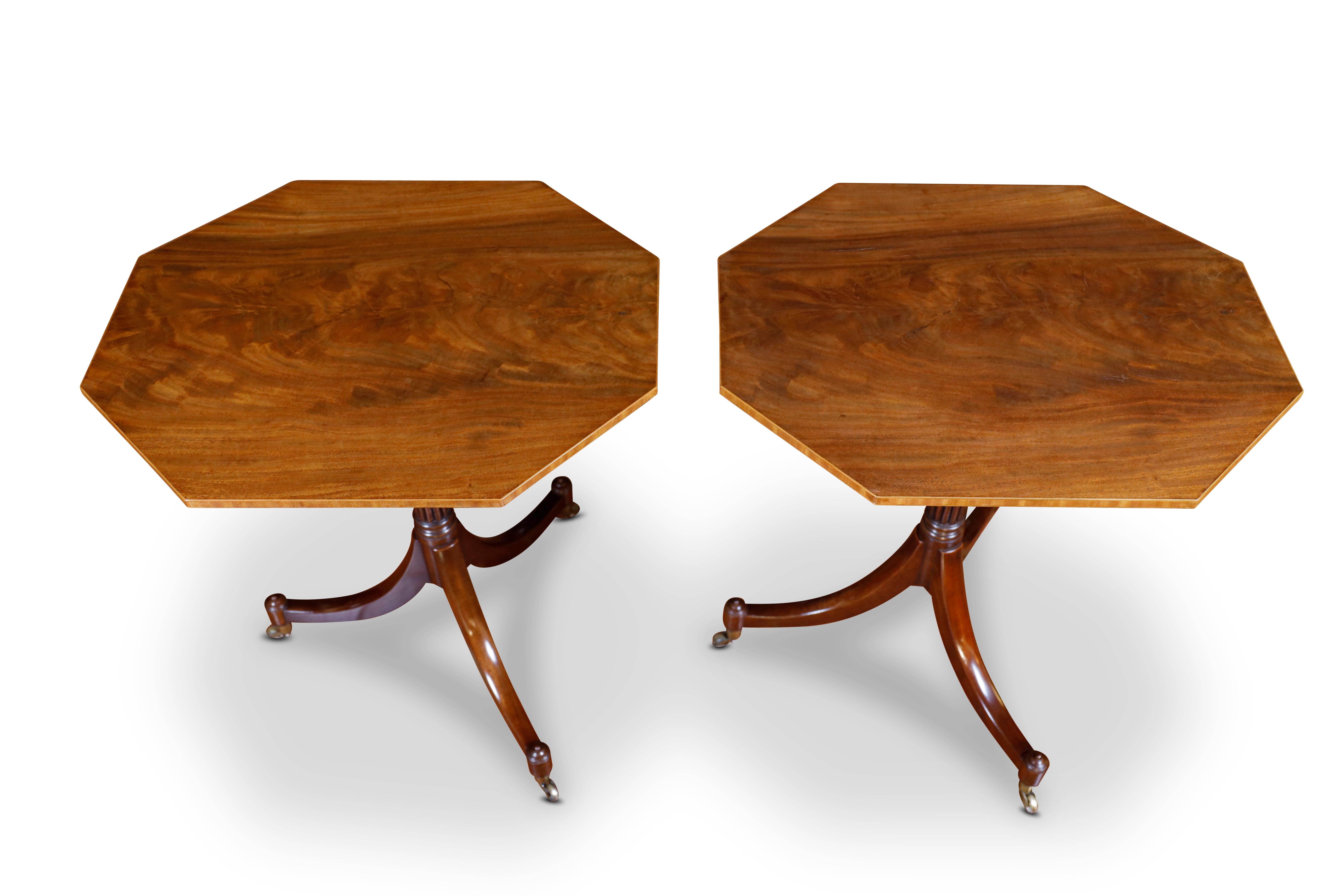 Paire de tables d'appoint Regency Excellent état - En vente à Woodbury, CT