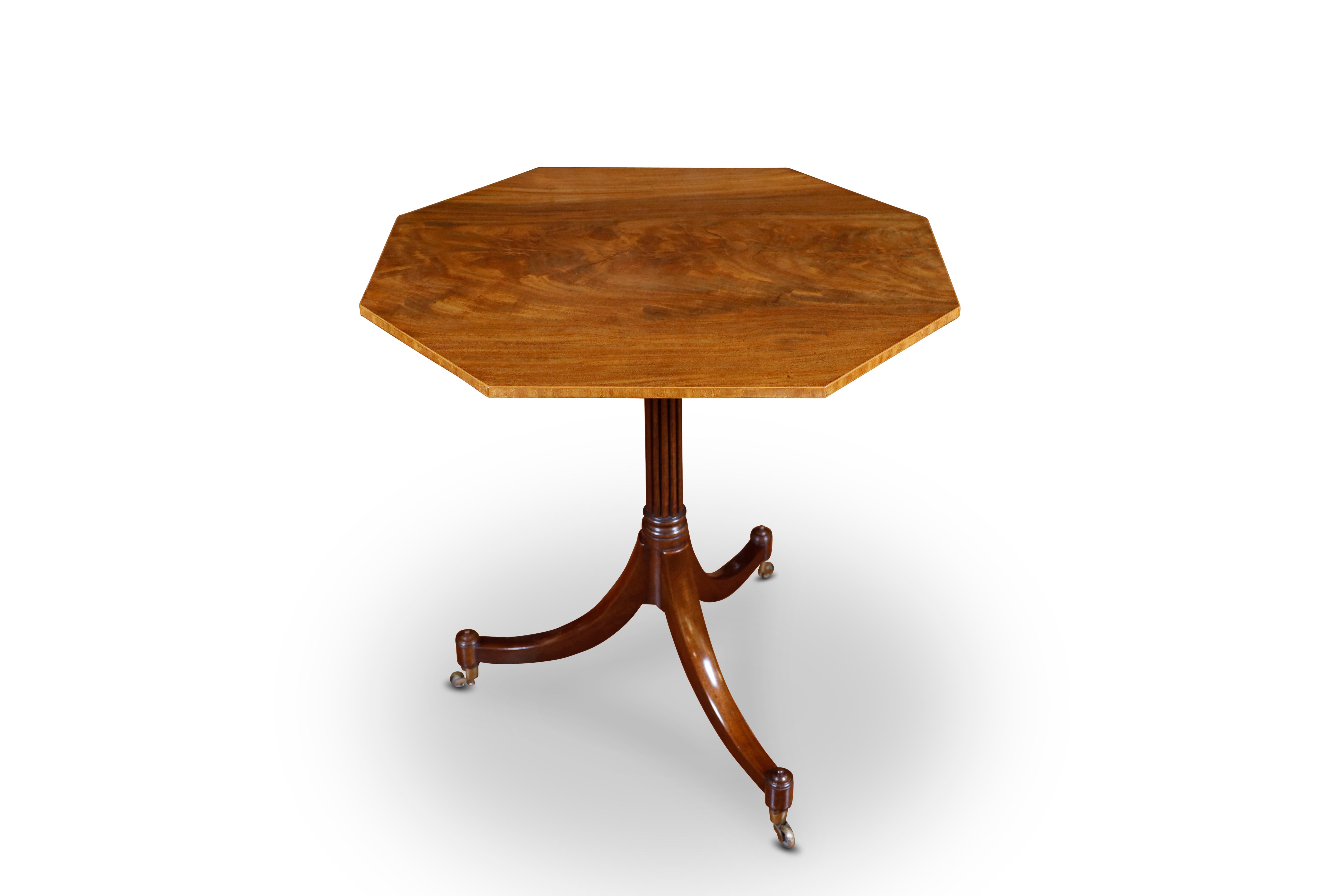 Buis Paire de tables d'appoint Regency en vente