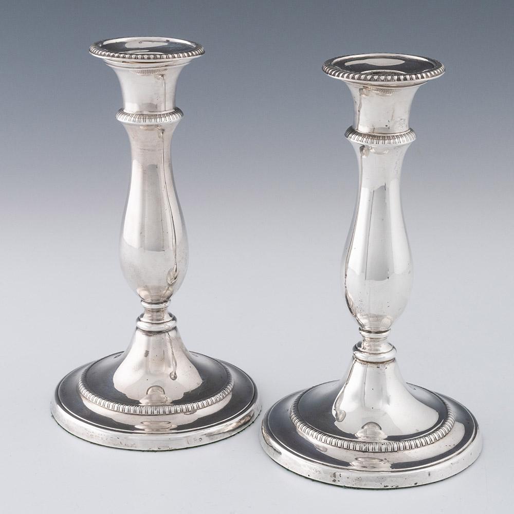 Encabezamiento : Pareja de candelabros de plata de la Regencia fabricados en Sheffield
Fecha : Hallmarked in 1811 in Sheffiled for Nathaniel Smith & Co.
Periodo : Regencia
Origen : Sheffield, Yorkshire, Inglaterra
Decoración : De forma de balaustre