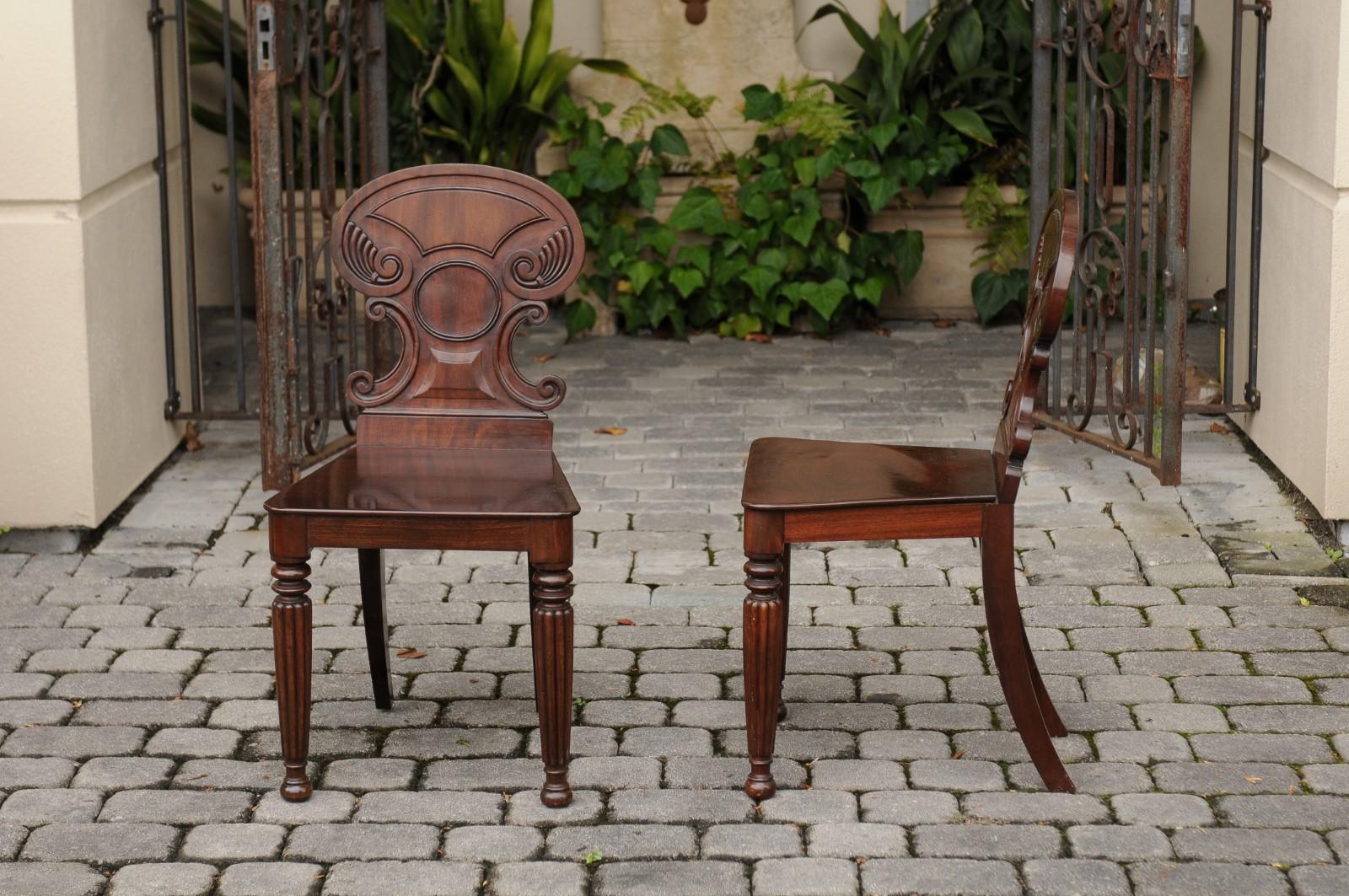Pair of Regency Style 1870s Carved Mahogany Hall Chairs with C-Scroll Backs (Mahagoni)