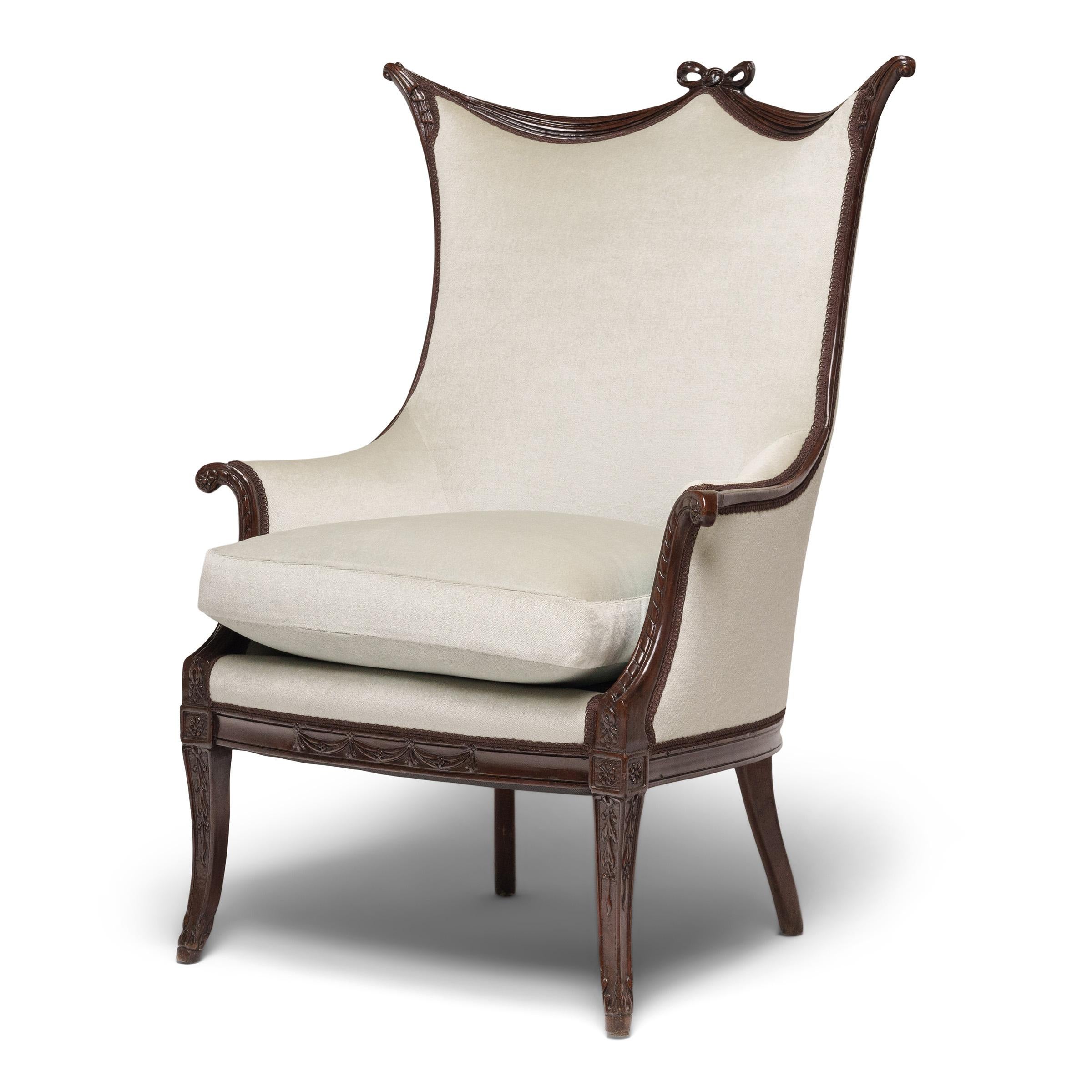 Sculpté Paire de fauteuils de style Régence en velours bleu poudré, c.1950. en vente