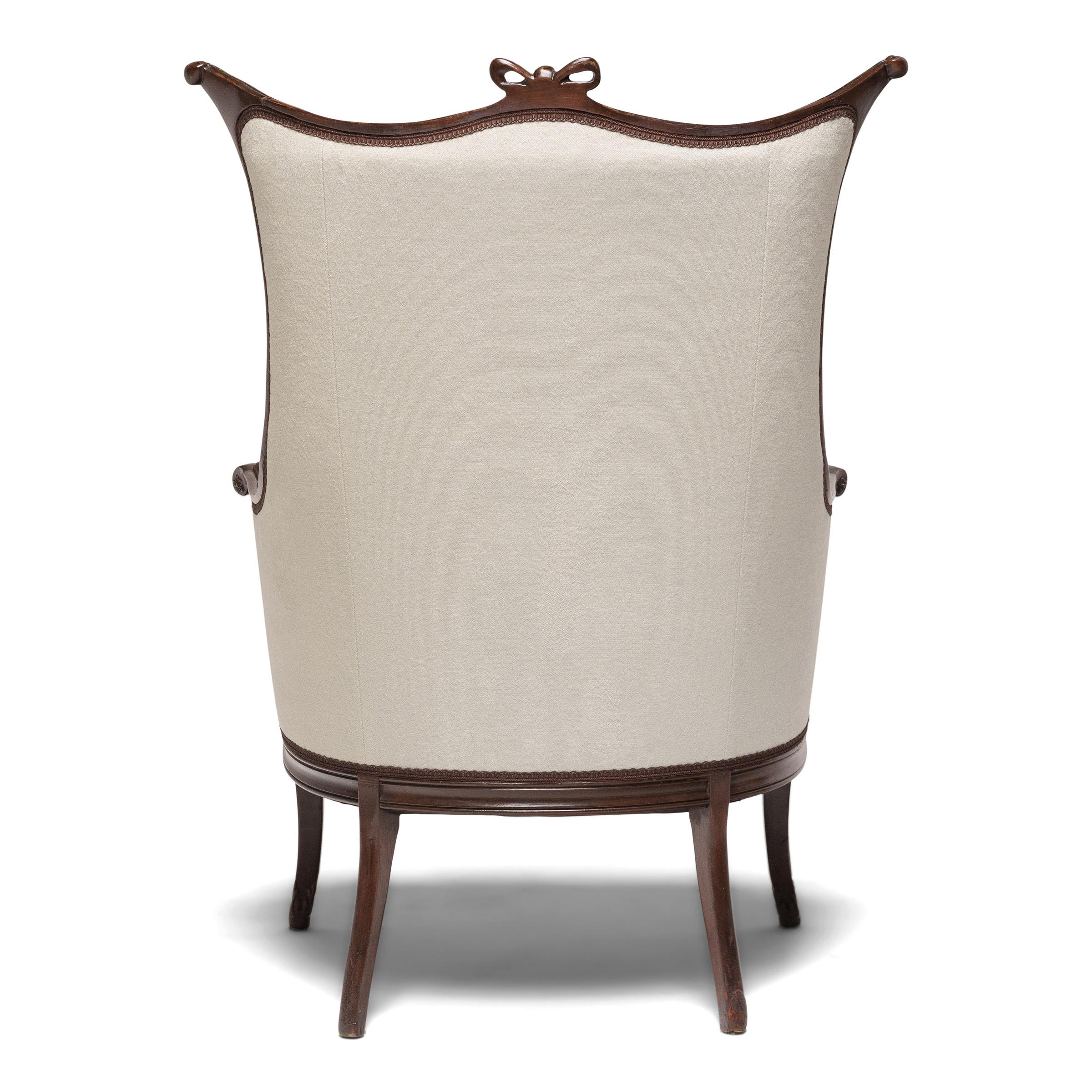 Paire de fauteuils de style Régence en velours bleu poudré, c.1950. Bon état - En vente à Chicago, IL
