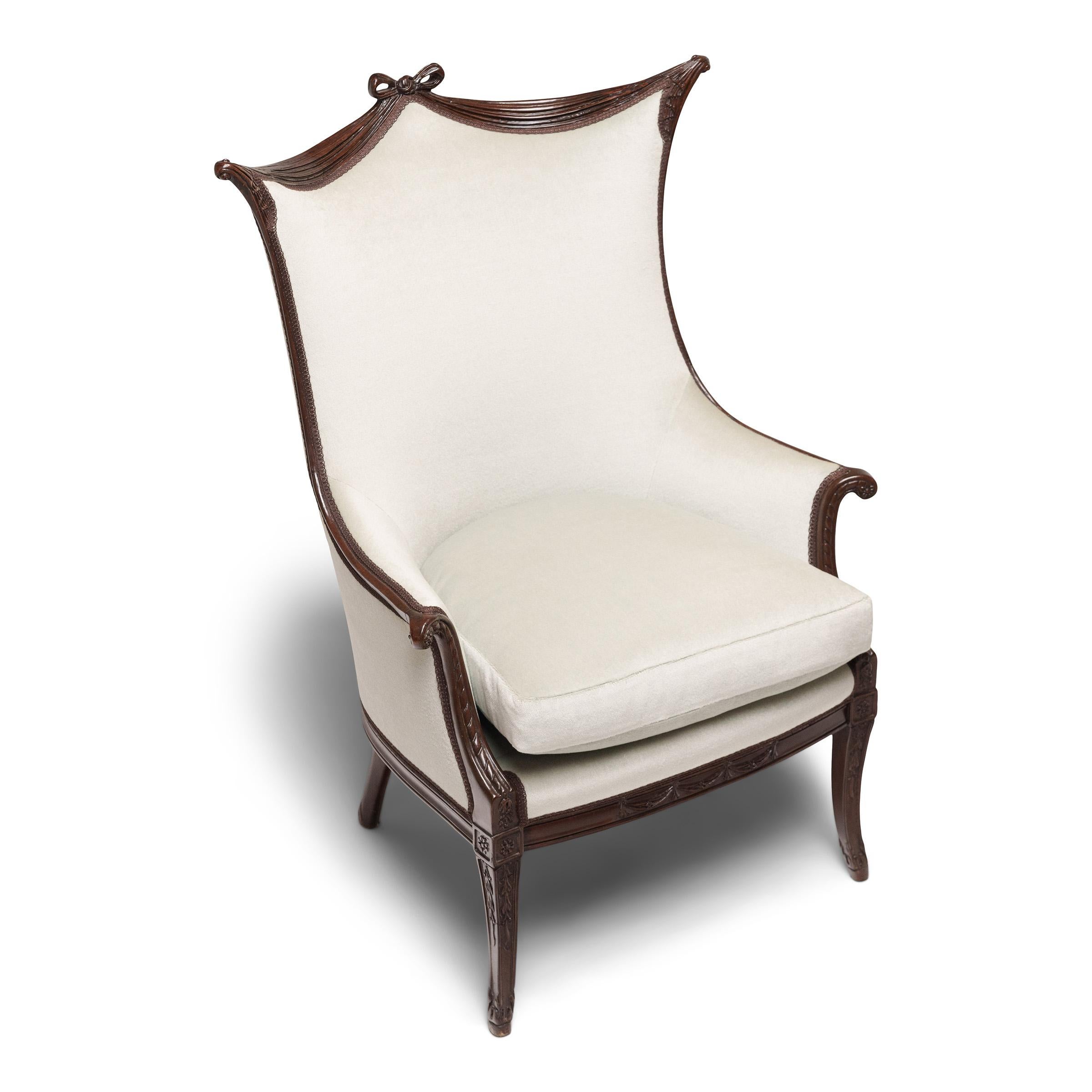 Chêne Paire de fauteuils de style Régence en velours bleu poudré, c.1950. en vente