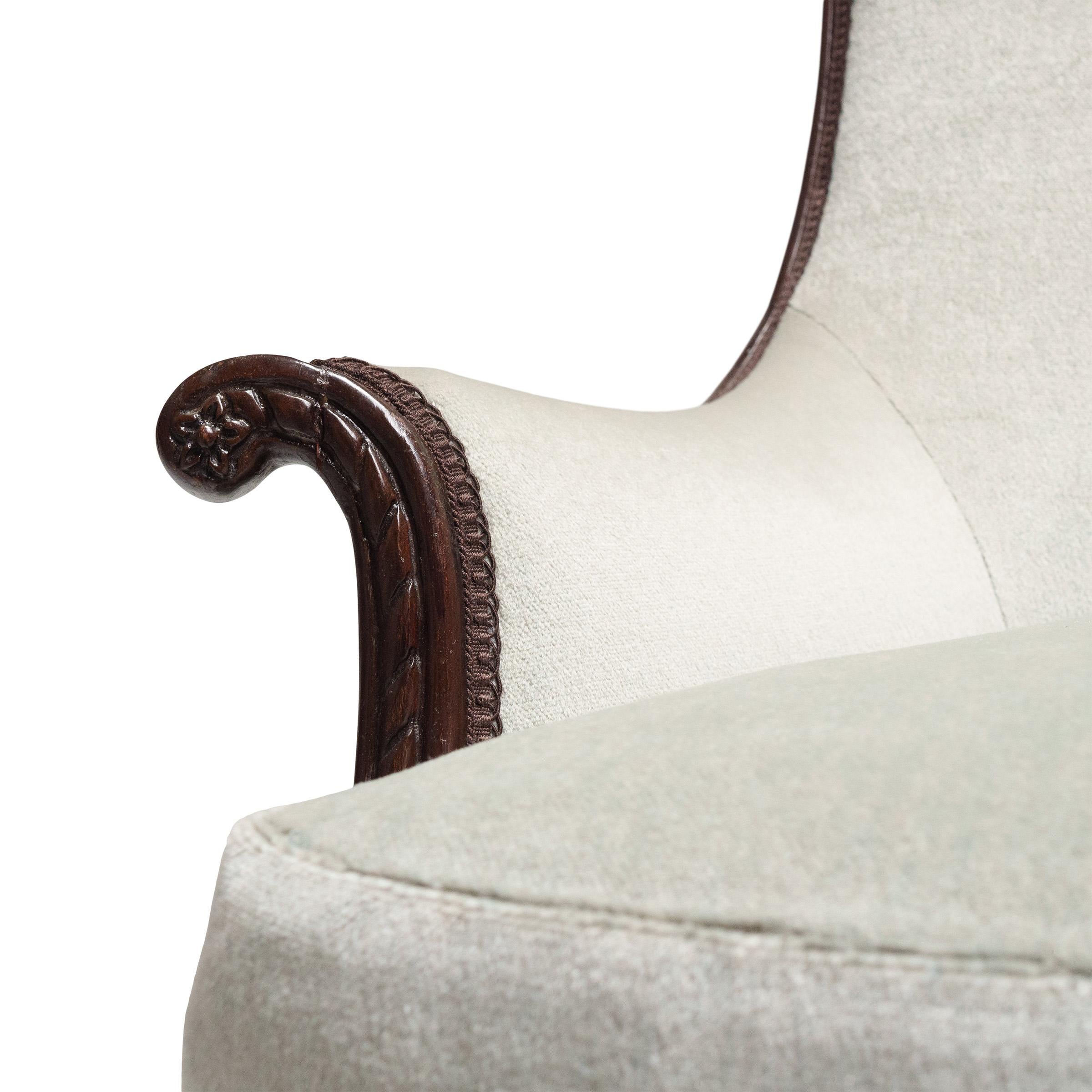 Paire de fauteuils de style Régence en velours bleu poudré, c.1950. en vente 2