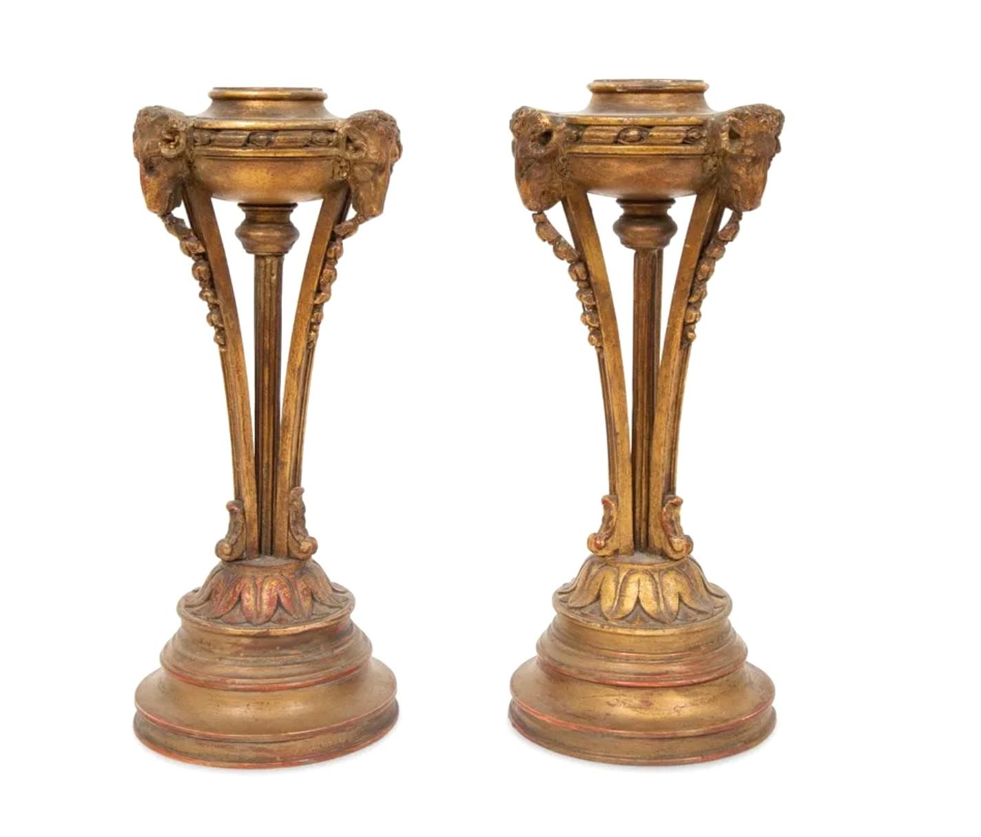 Paire de torchères en bois doré sculpté de la fin du 19e siècle/début du 20e siècle. Chacune avec des supports en forme de tête de bélier, fabriquée comme une lampe mais sans accessoires (bases seulement). Peut être utilisé avec des bougies ou