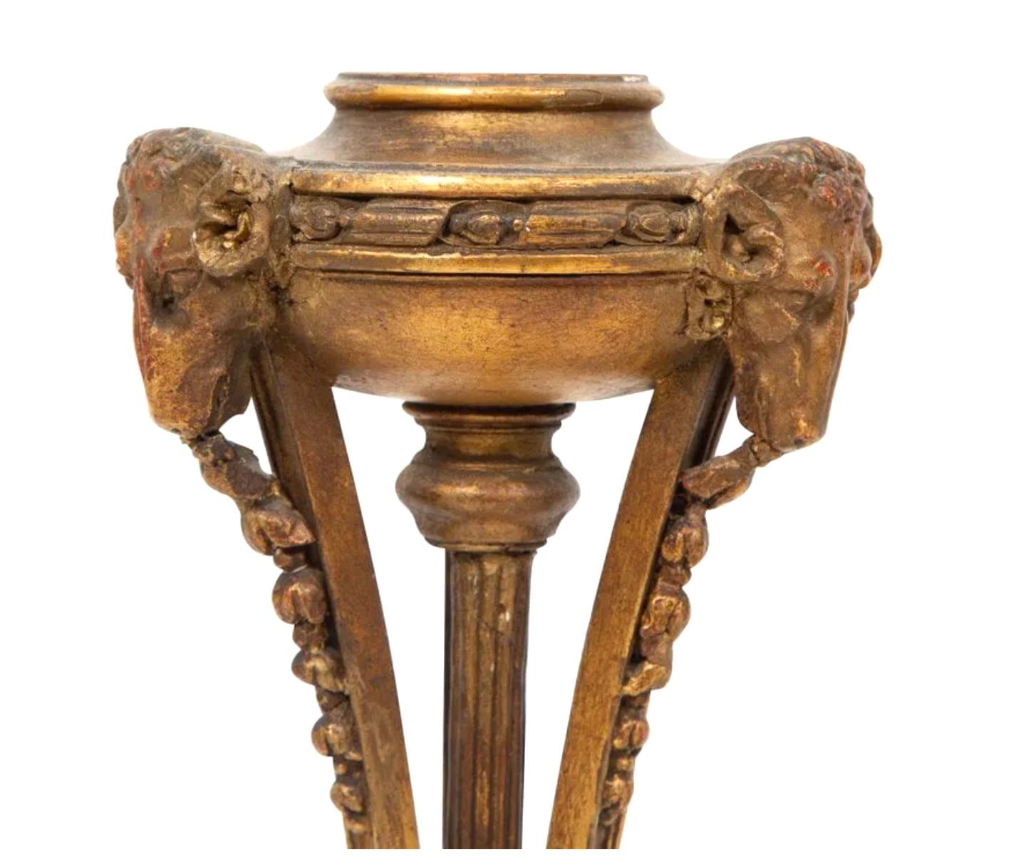Regency Paire de pieds de lampe torchère en bois doré sculpté de style Régence en vente