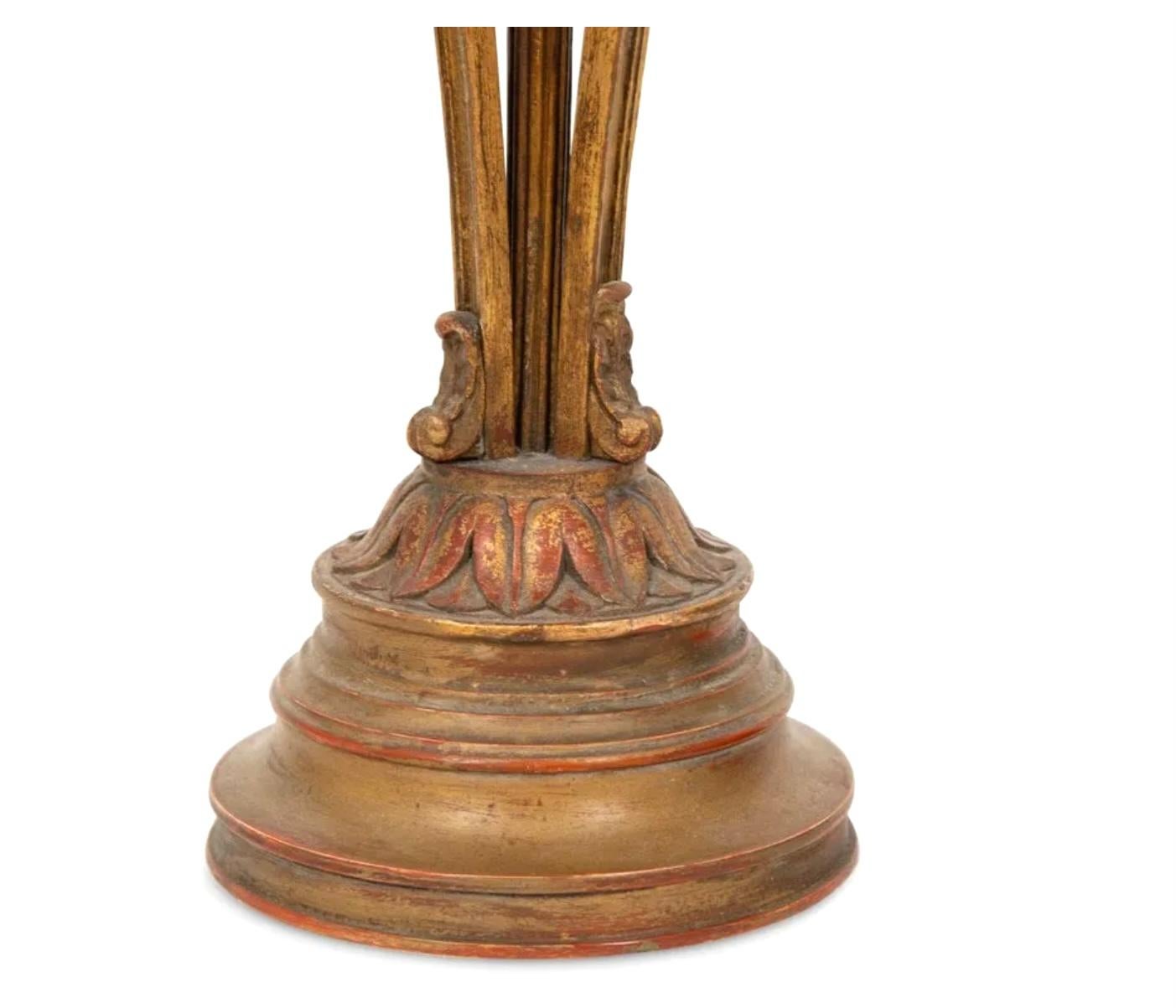 Français Paire de pieds de lampe torchère en bois doré sculpté de style Régence en vente