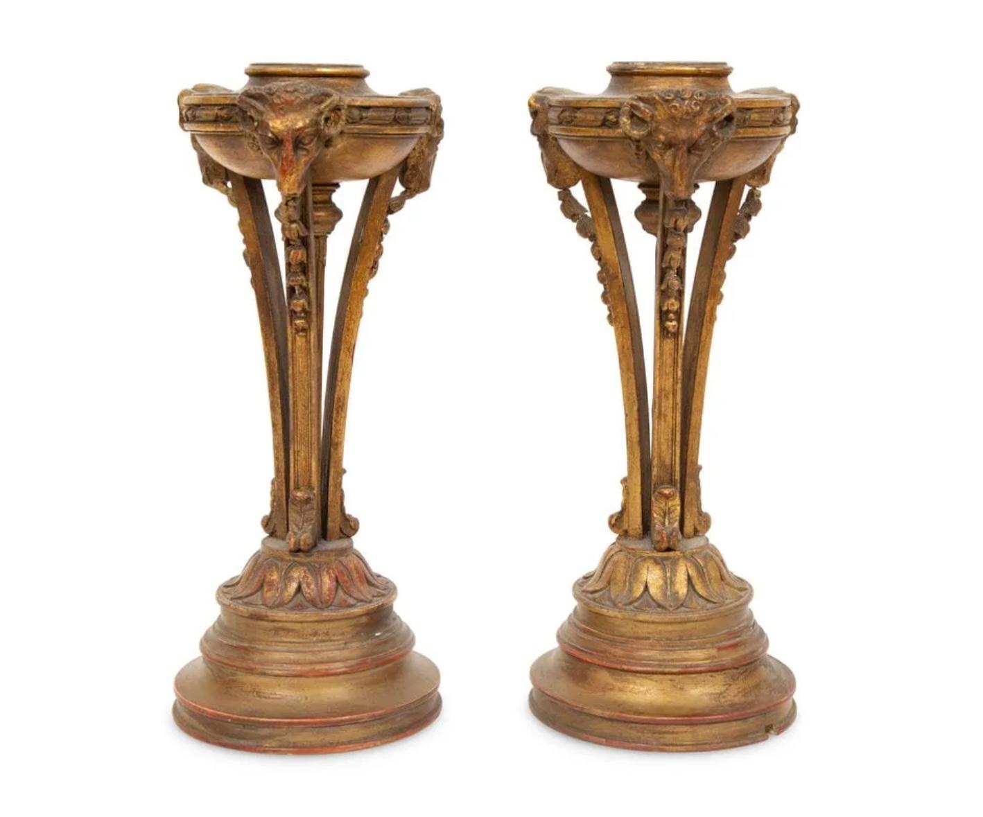 Doré Paire de pieds de lampe torchère en bois doré sculpté de style Régence en vente