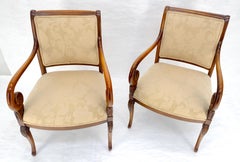 Coppia di poltrone da salotto con bracci aperti intagliati in stile Regency