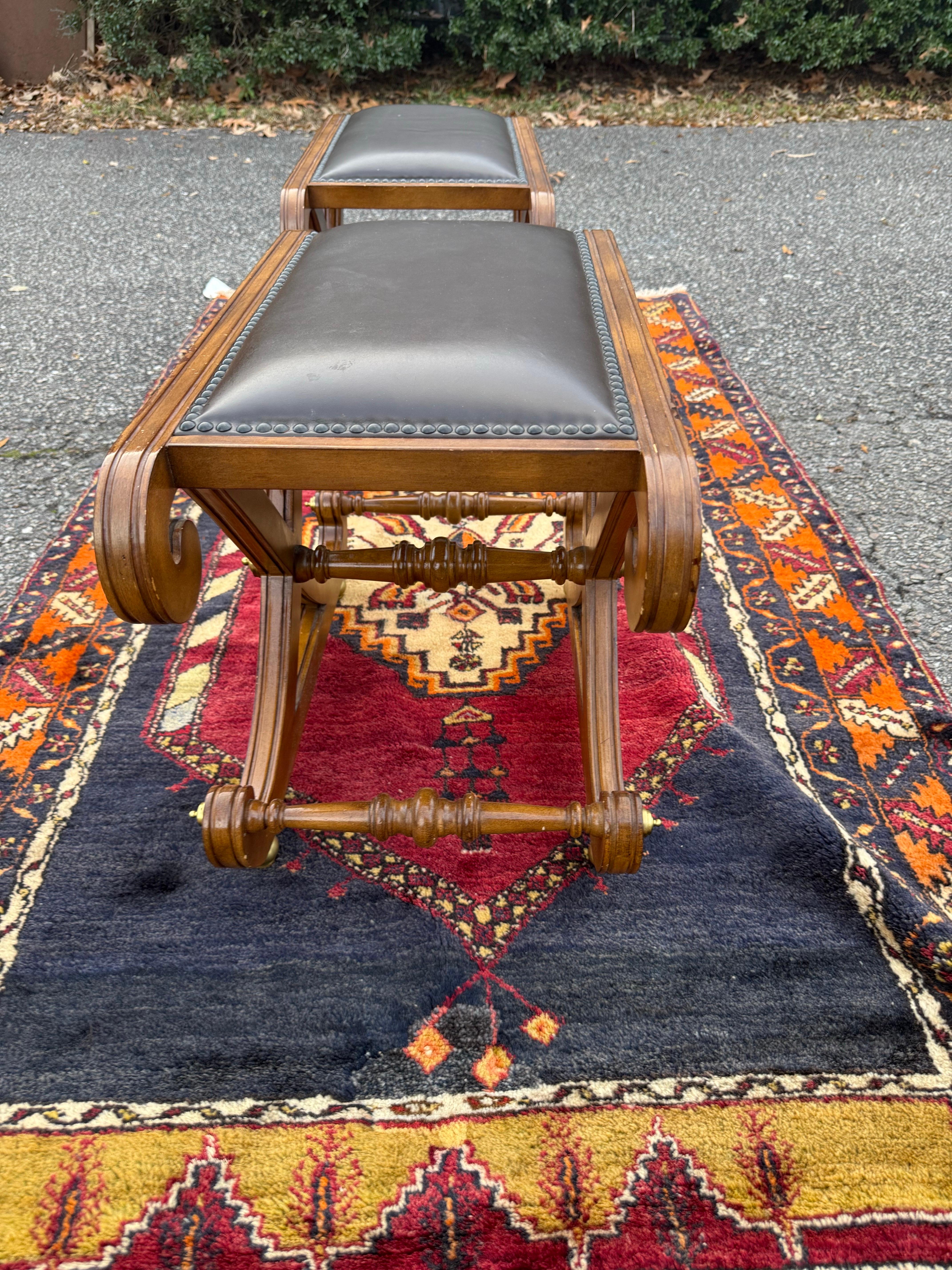 Paire de tabourets en X incurvés de style Régence avec accents dorés en vente 7