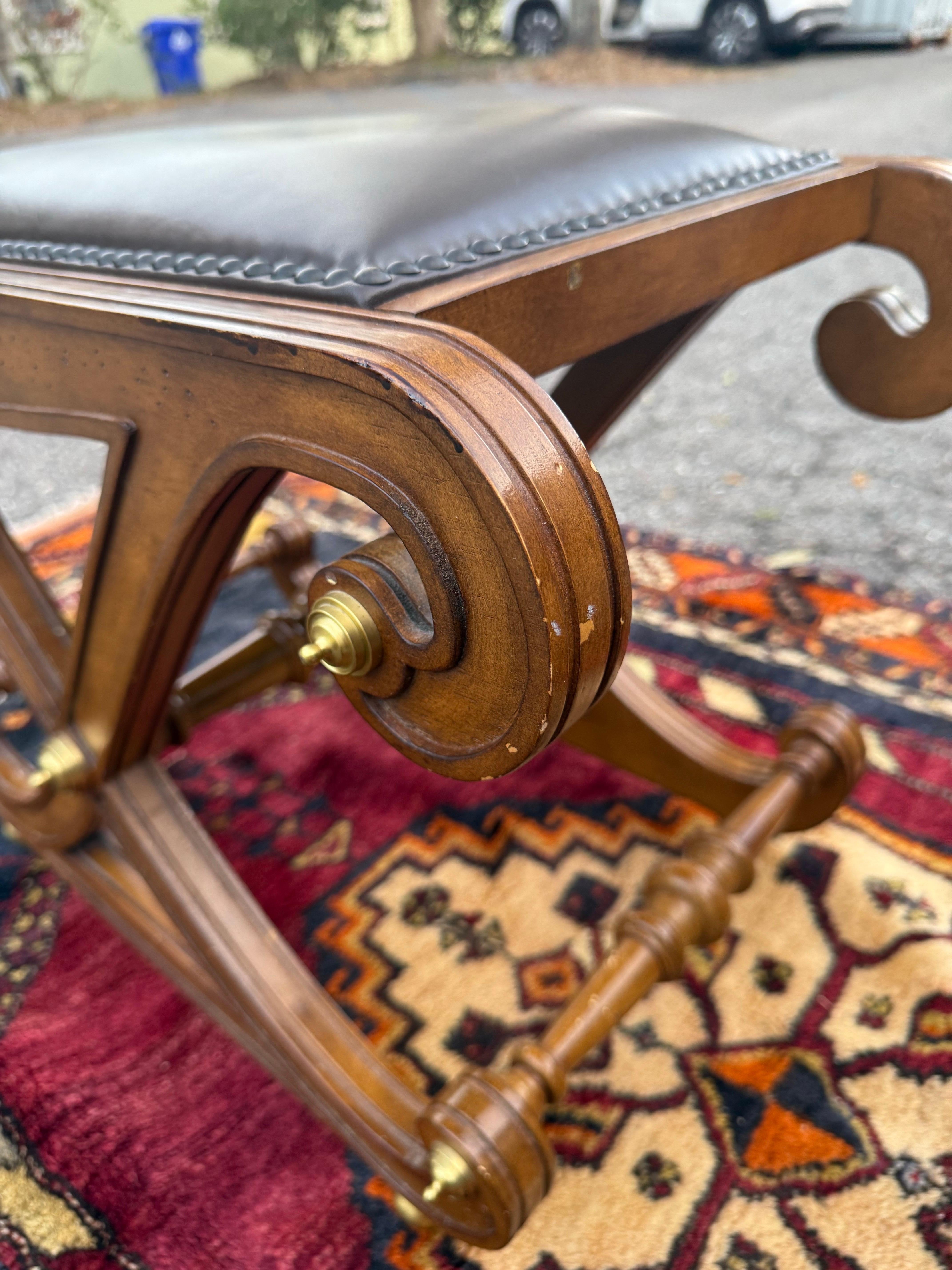Paire de tabourets en X incurvés de style Régence avec accents dorés Bon état - En vente à Charleston, SC