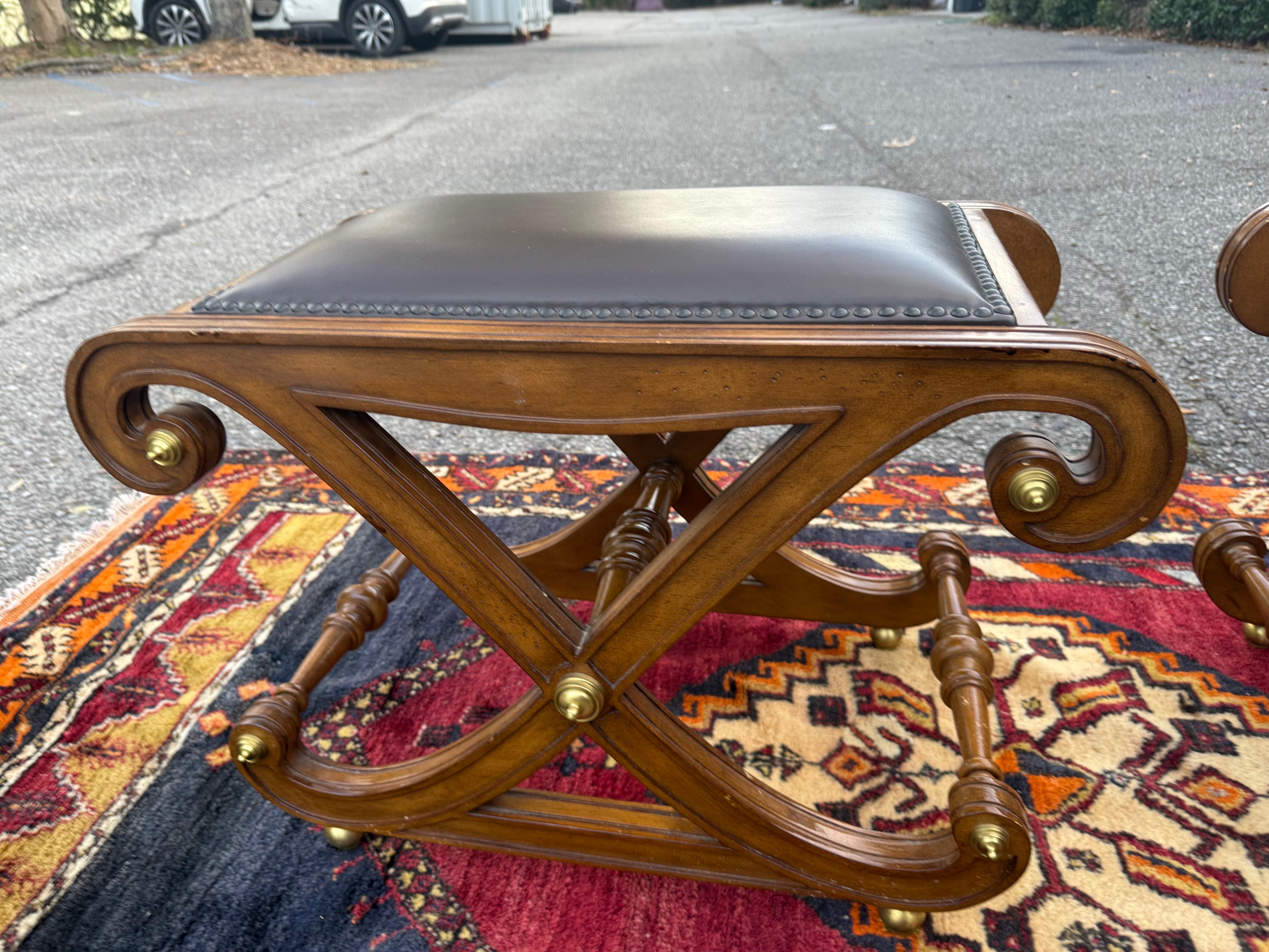 20ième siècle Paire de tabourets en X incurvés de style Régence avec accents dorés en vente