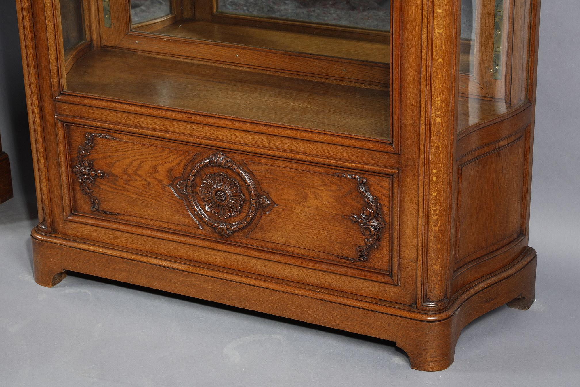 Pair of Regency-style display cabinet For Sale 10