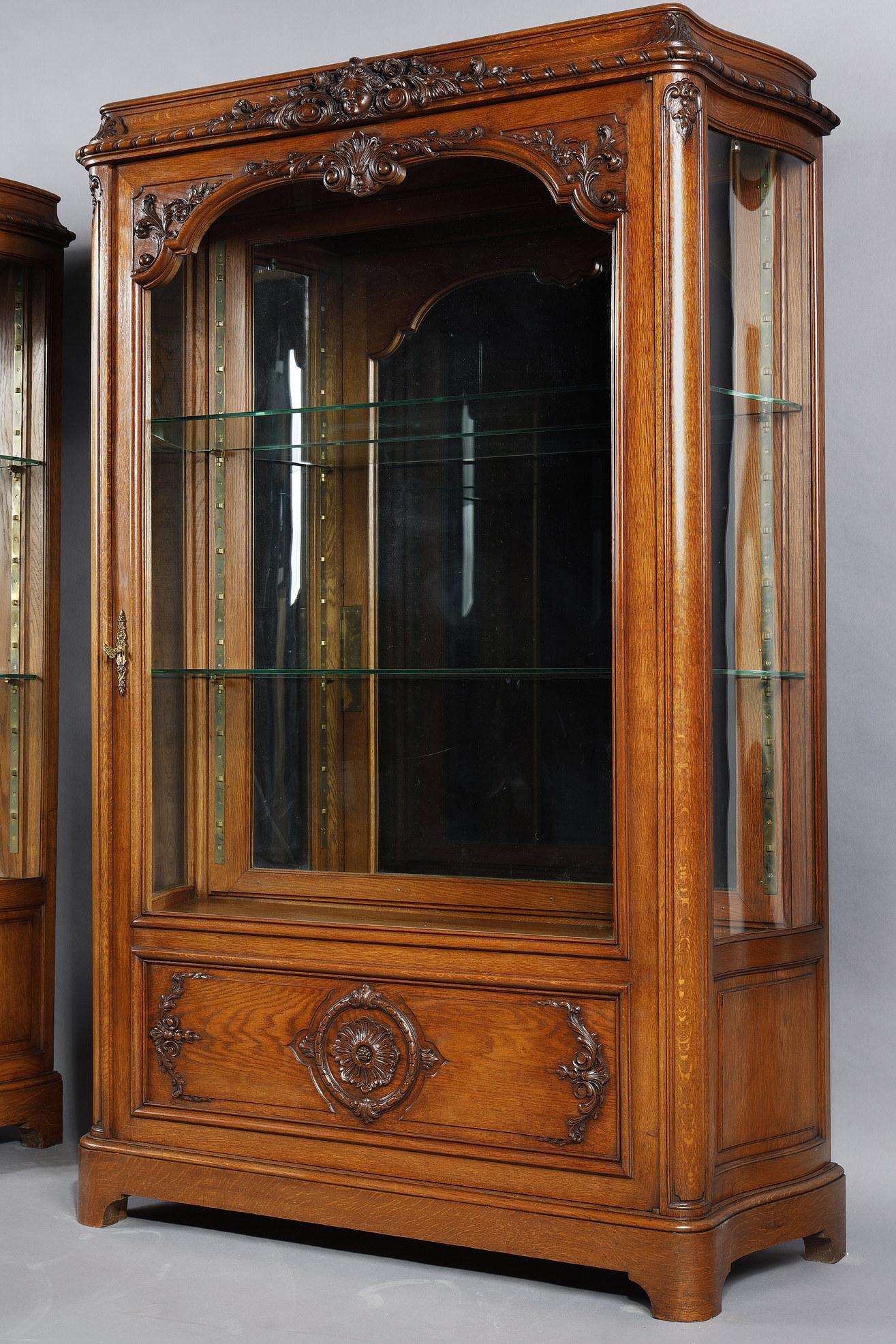 Oak Pair of Regency-style display cabinet For Sale