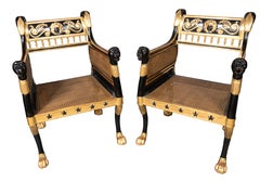 Par de sillones de estilo Regencia, ebonizados y con detalles dorados