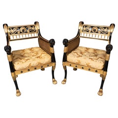 Par de sillones de estilo Regencia, ebonizados y con detalles dorados
