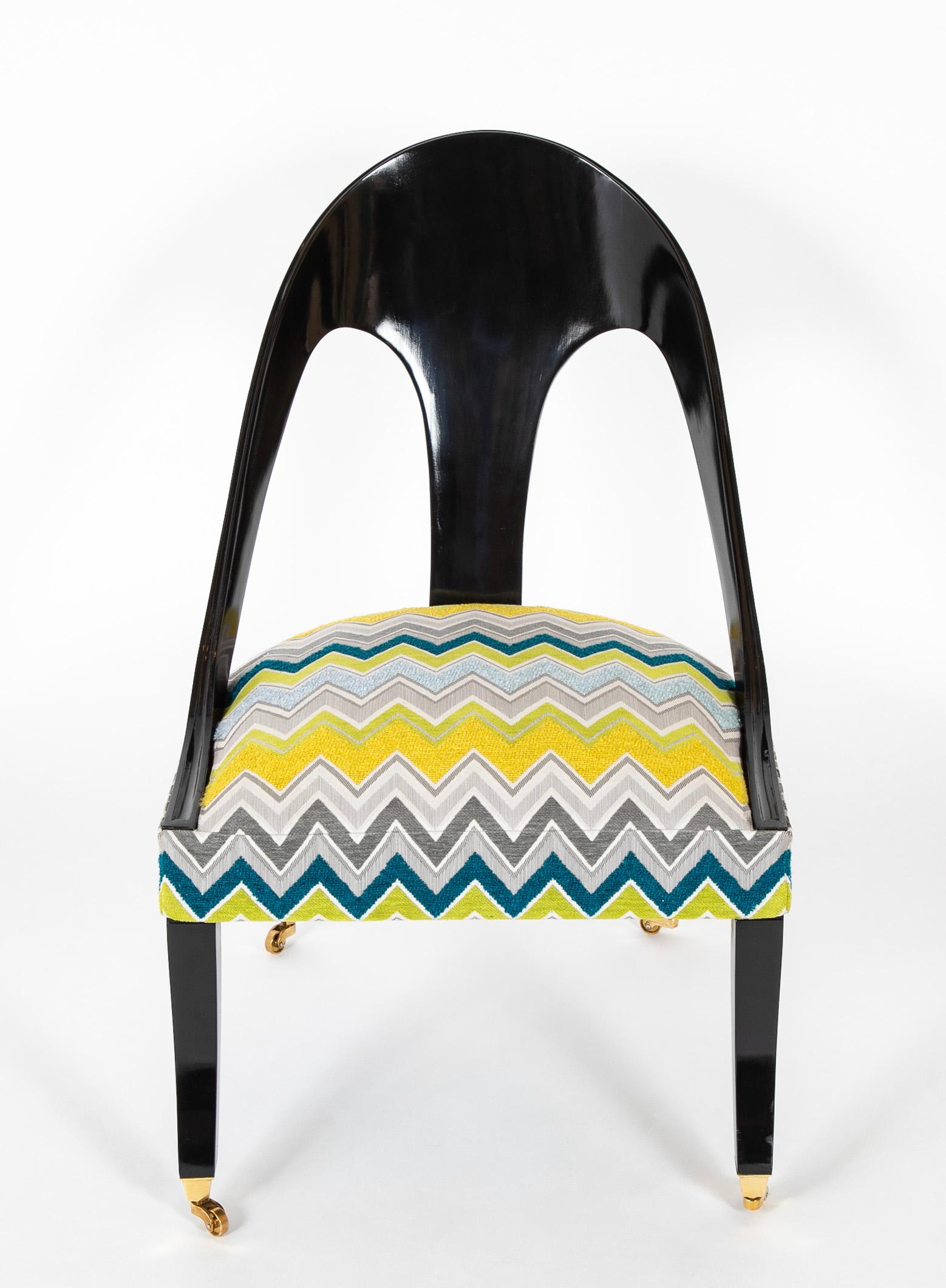 Paire de chaises à dossier cuillère de style Régence ébénisée Bon état - En vente à Stamford, CT