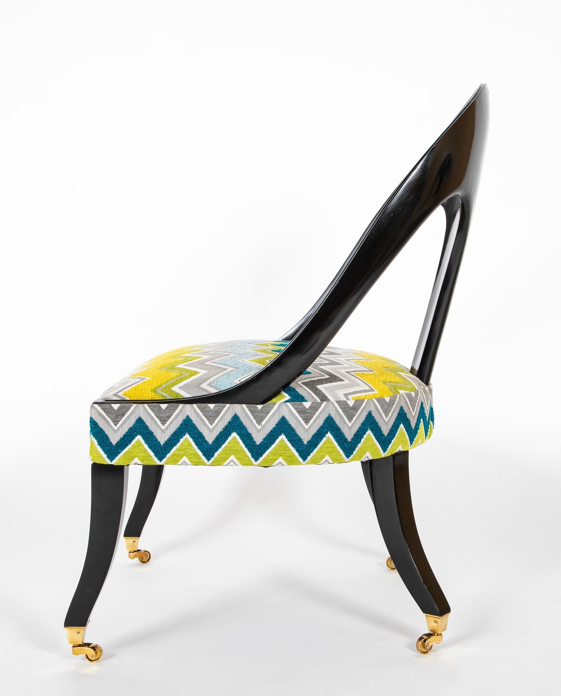 20ième siècle Paire de chaises à dossier cuillère de style Régence ébénisée en vente