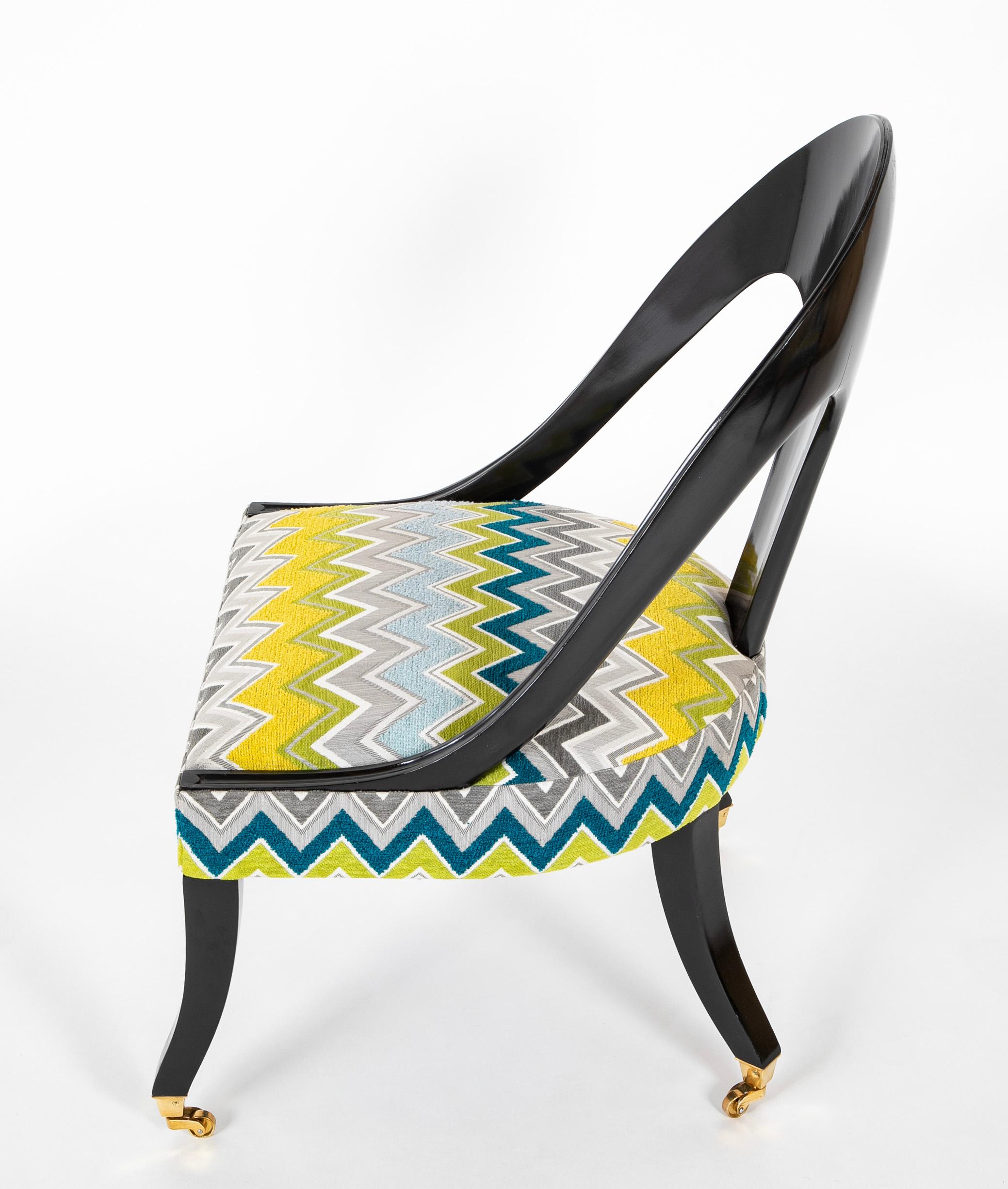 Bois Paire de chaises à dossier cuillère de style Régence ébénisée en vente