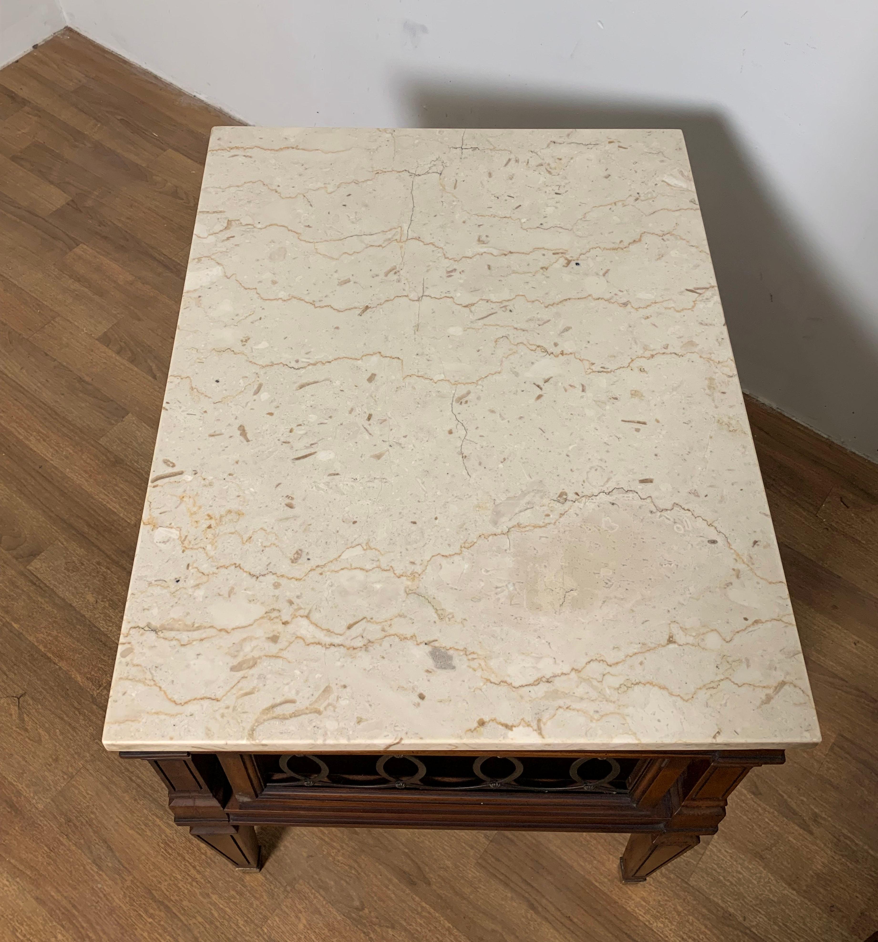Paire de tables d'appoint de style Régence avec plateau en marbre, vers les années 1960 Bon état - En vente à Peabody, MA
