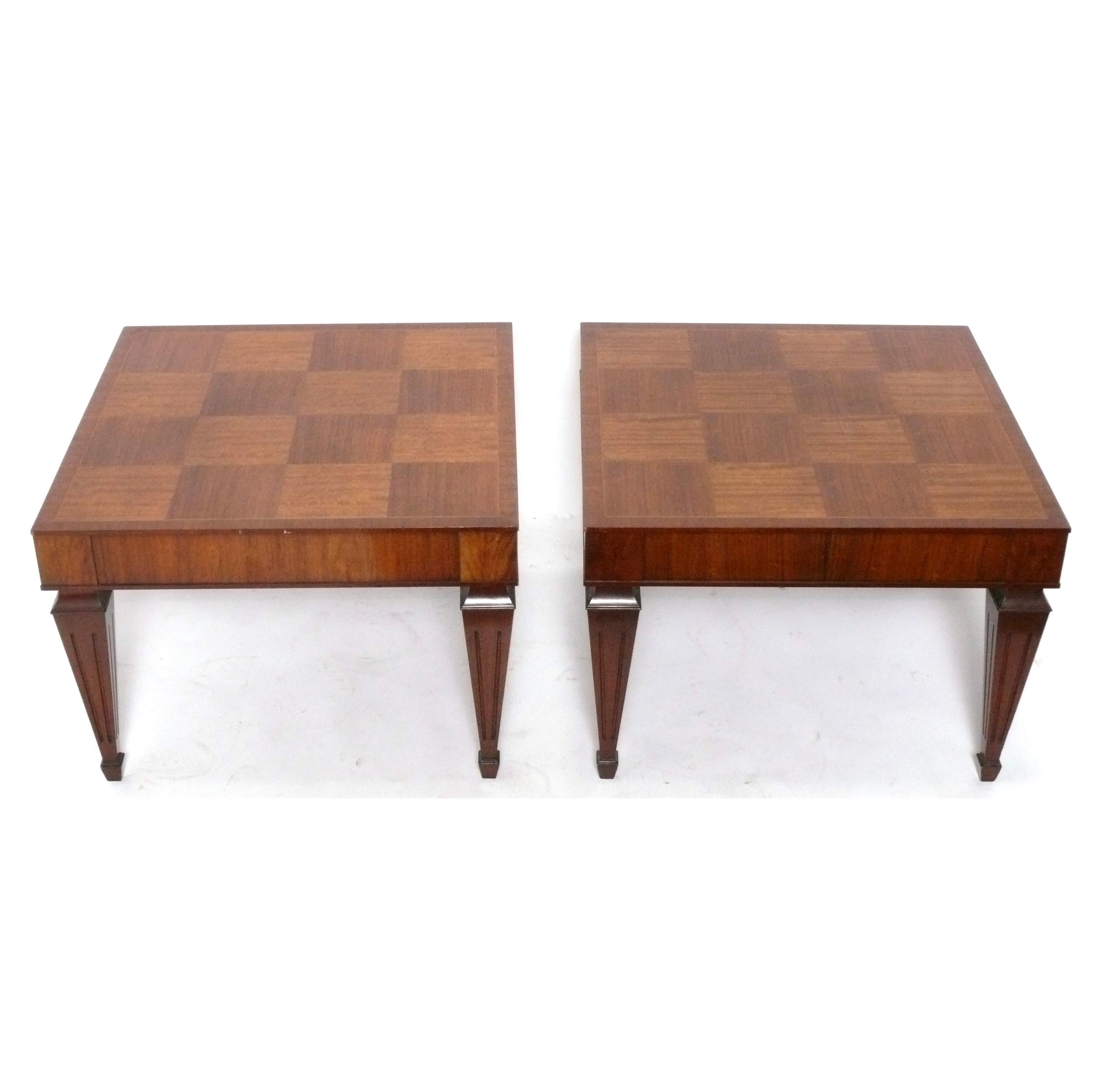 Ein Paar Beistelltische oder Nachttische im Regency-Stil von Tibbenham aus Ipswich, England, um 1950. Sie haben eine vielseitige Größe und können als Beistelltisch, Nachttisch oder zusammengeschoben als Couchtisch verwendet werden.