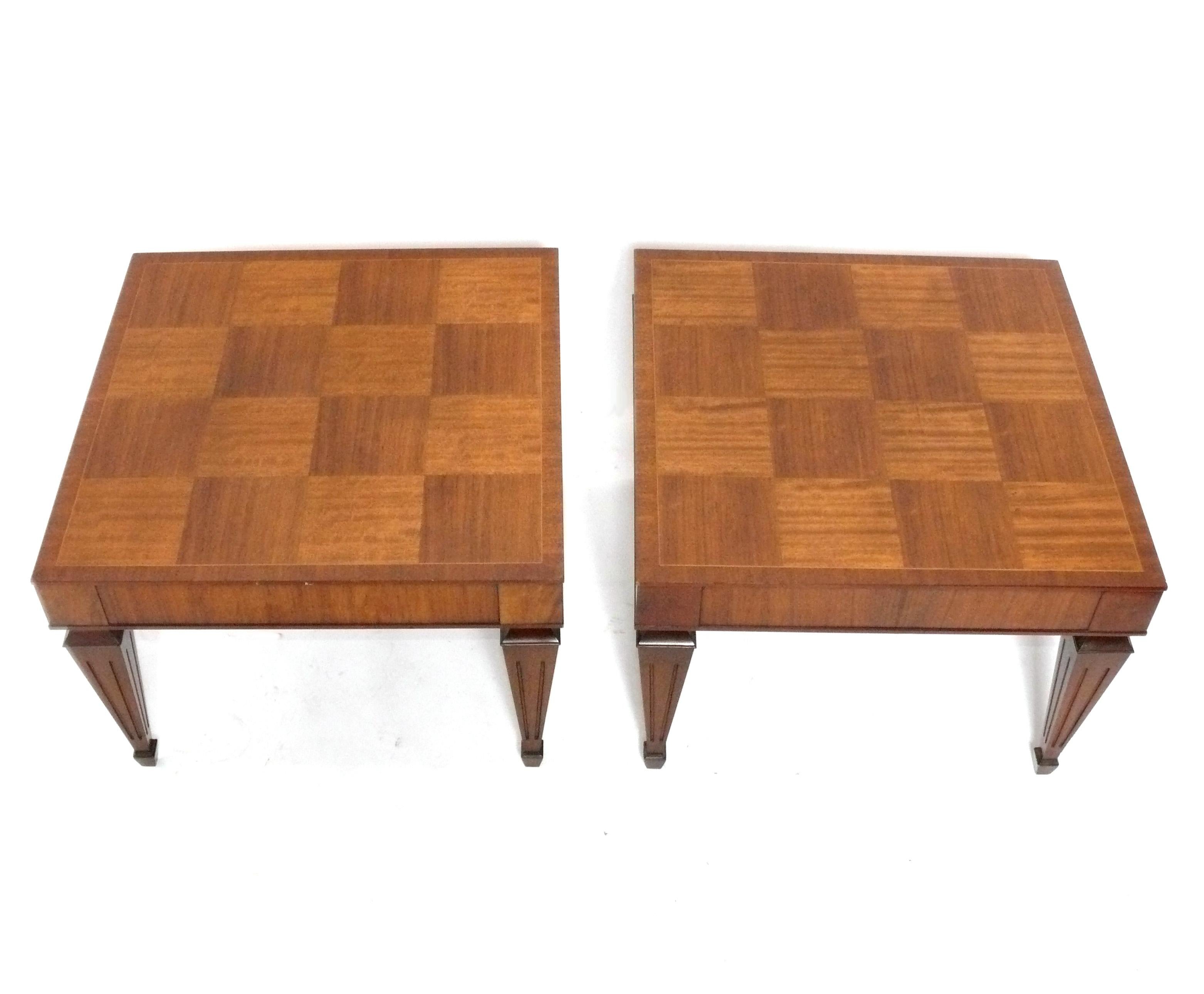 Paar englische Nachttische oder Nachttische im Regency-Stil (Regency Revival) im Angebot