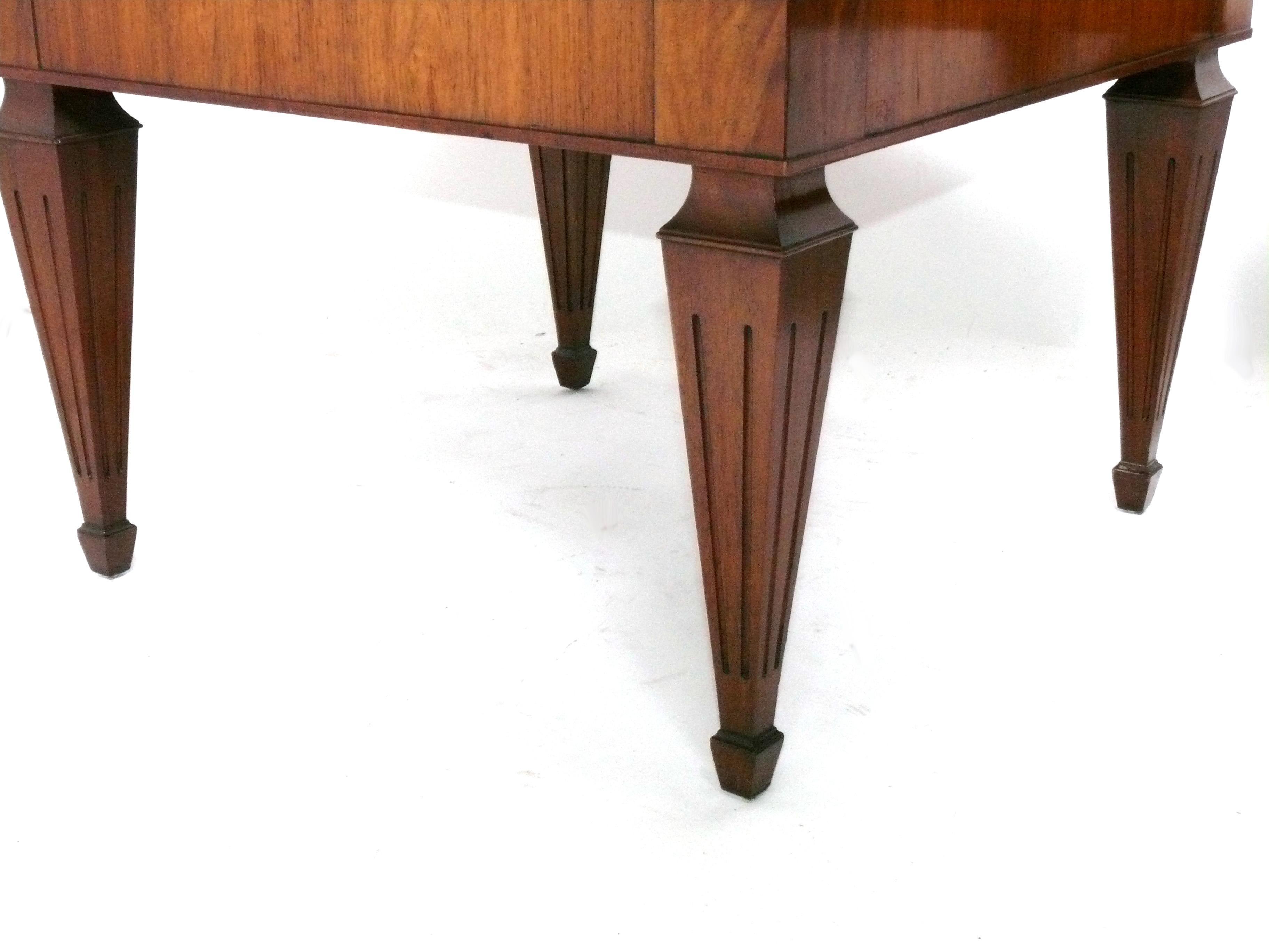 Paar englische Nachttische oder Nachttische im Regency-Stil (Englisch) im Angebot