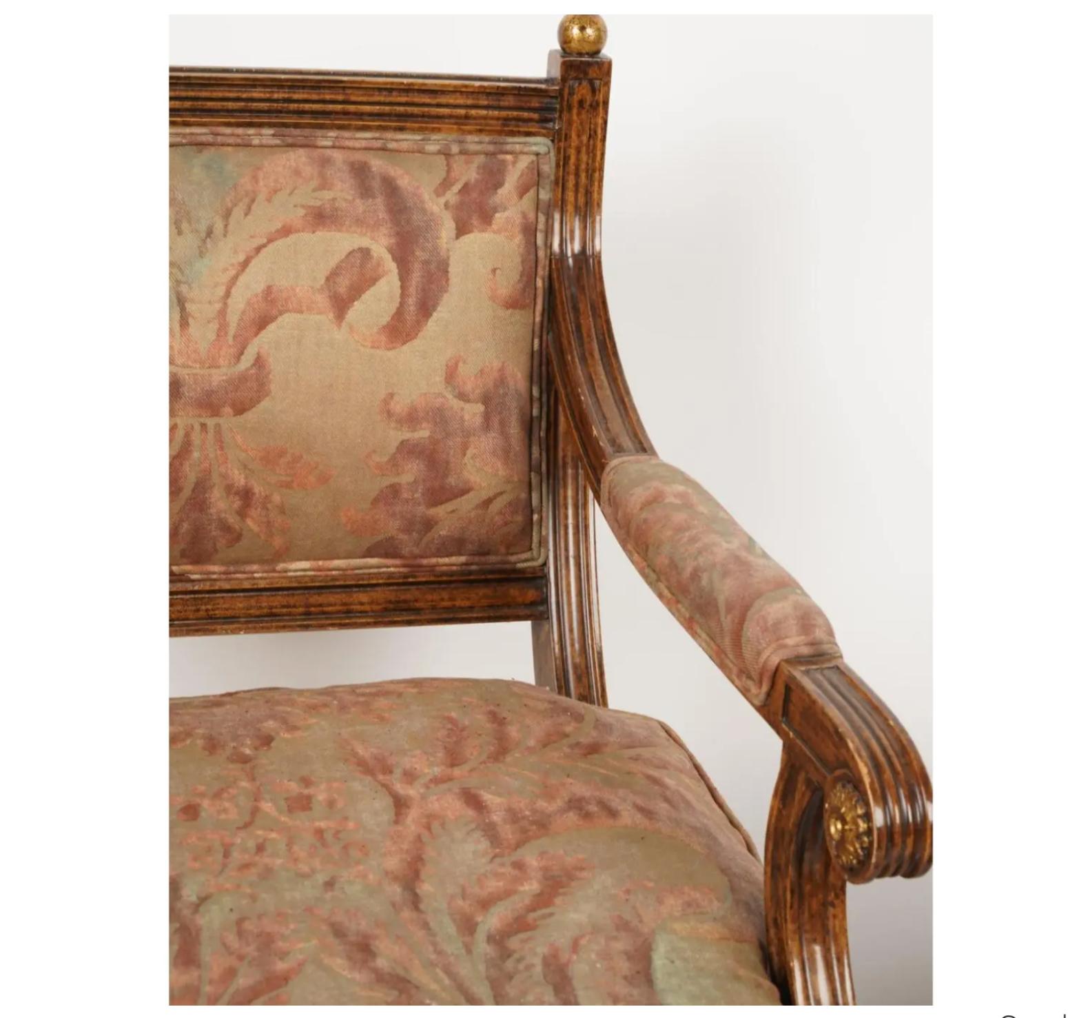 Paire de chaises à accoudoirs en bois doré de style Régence de Fortuny.