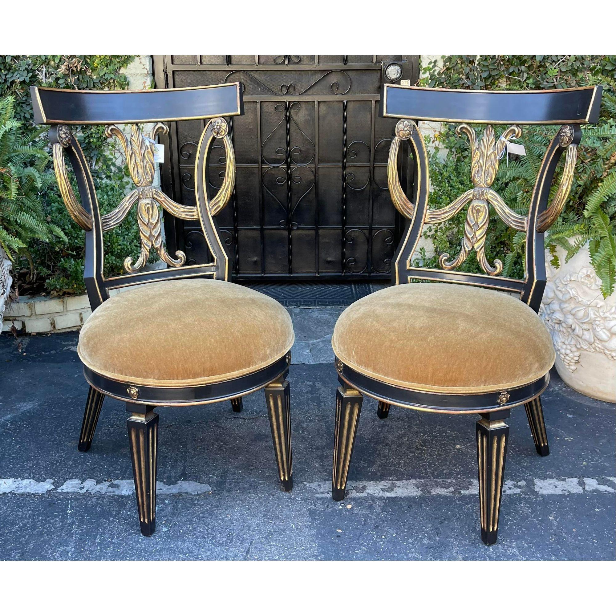 Paire de chaises de style Regency en bois doré et mohair par Randy Esada Designs pour Prospr. Ils sont dotés de sièges en mohair épais et pelucheux et d'élégants cadres en bois doré ébénisé. Avant et arrière dorés.
Vendu par paire. Deux paires