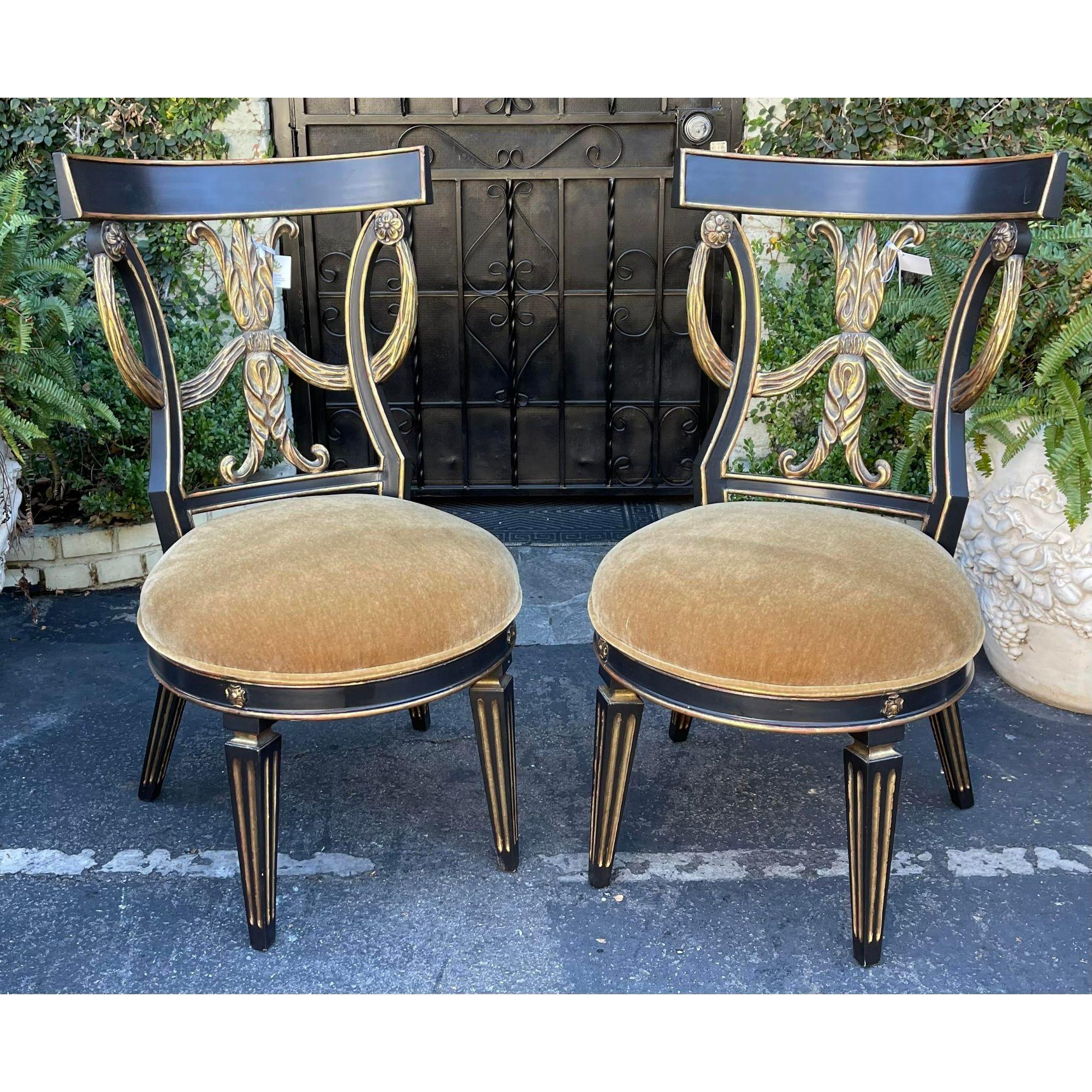 Coppia di sedie in legno dorato e mohair in stile Regency di Randy Esada Designs per Prospr. Sono caratterizzate da spesse sedute in mohair e da eleganti cornici in legno dorato ebanizzato. Fronte e retro dorati.
Venduto in coppia. Due coppie
