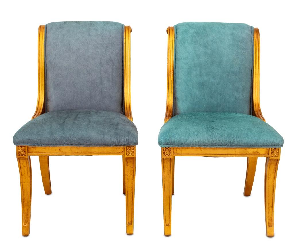 Paire de chaises d'appoint en bois doré de style Régence, avec sièges et dossiers recouverts de mohair bleu et reposant sur quatre pieds courbes effilés. 36,5