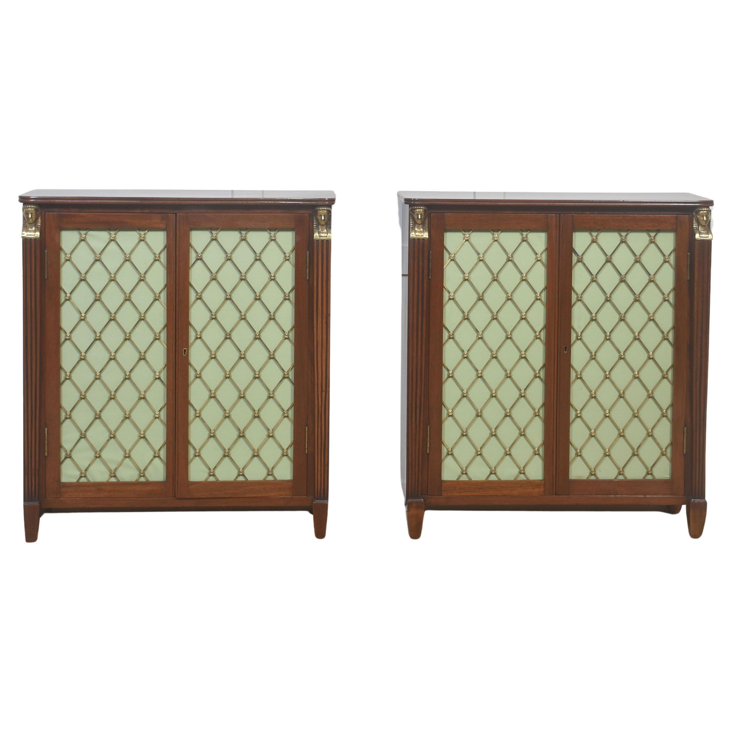 Coppia di armadi in mogano in stile Regency con ante a listelli in ottone