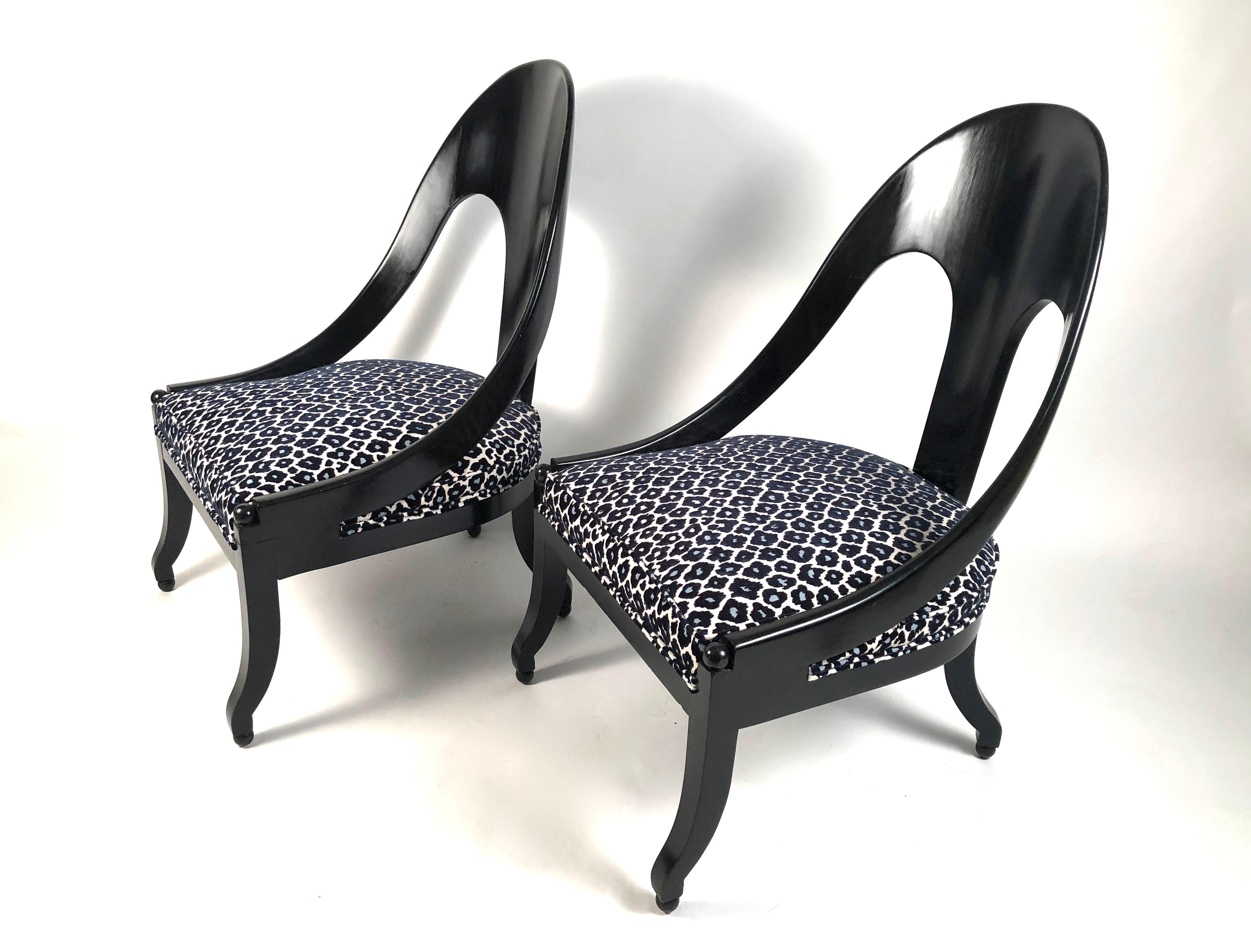 Carved Pair of Vintage Black Hollywood Regency Style Spoon Back Chairs