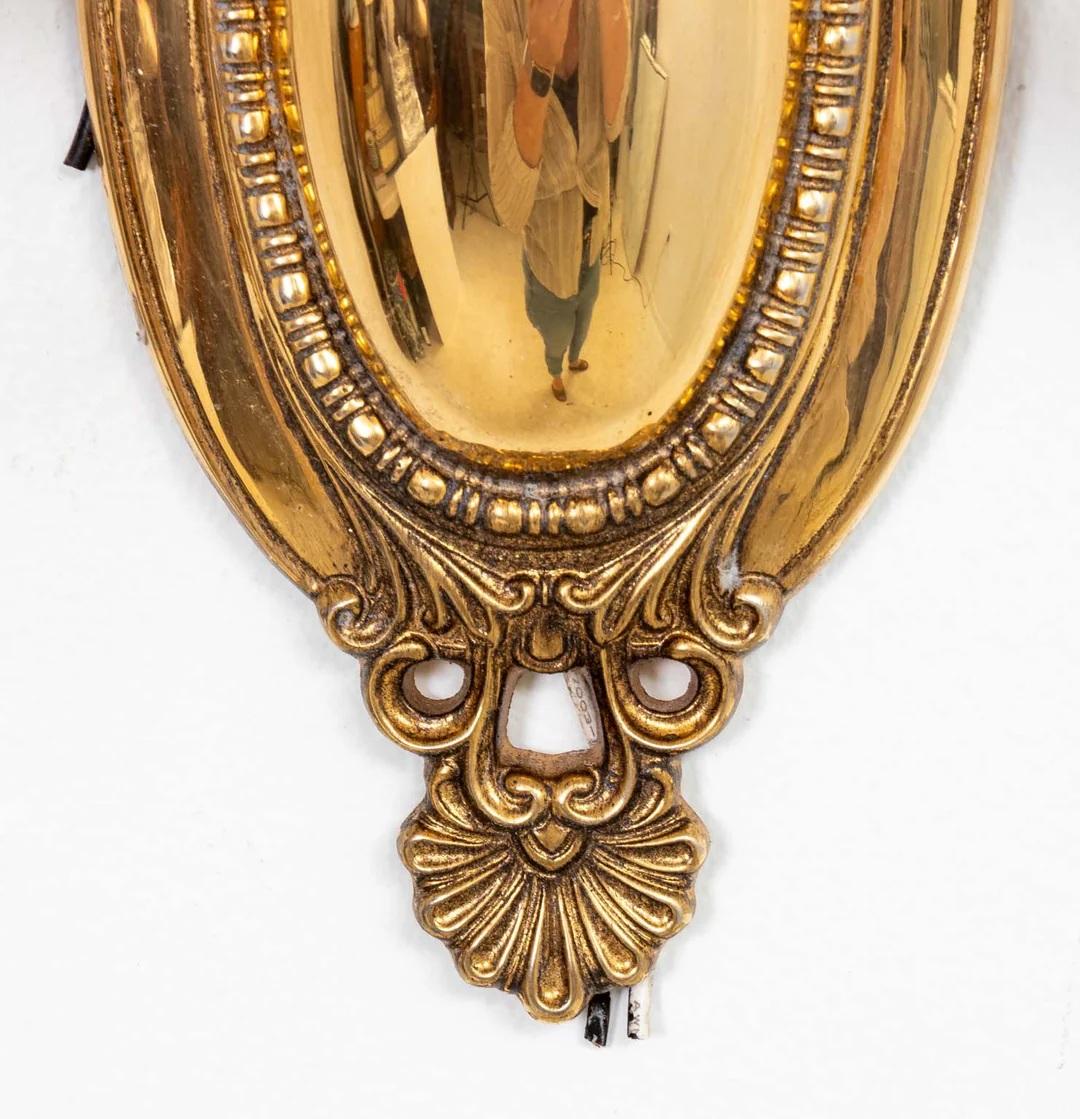 Pair of Regency Style Three Arm Brass Sconces en Bueno estado para la venta en New York, NY