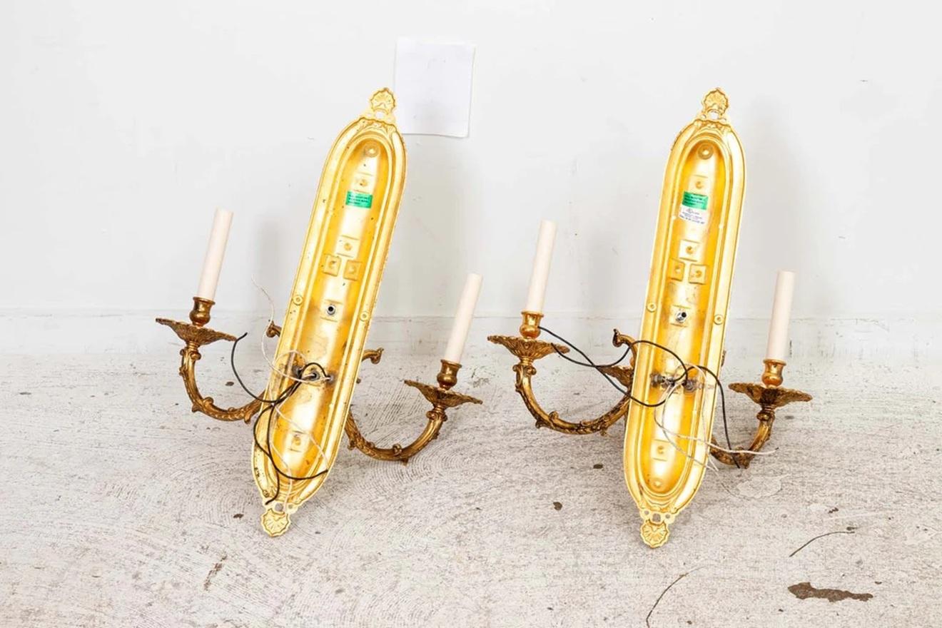 Pair of Regency Style Three Arm Brass Sconces Latón en venta